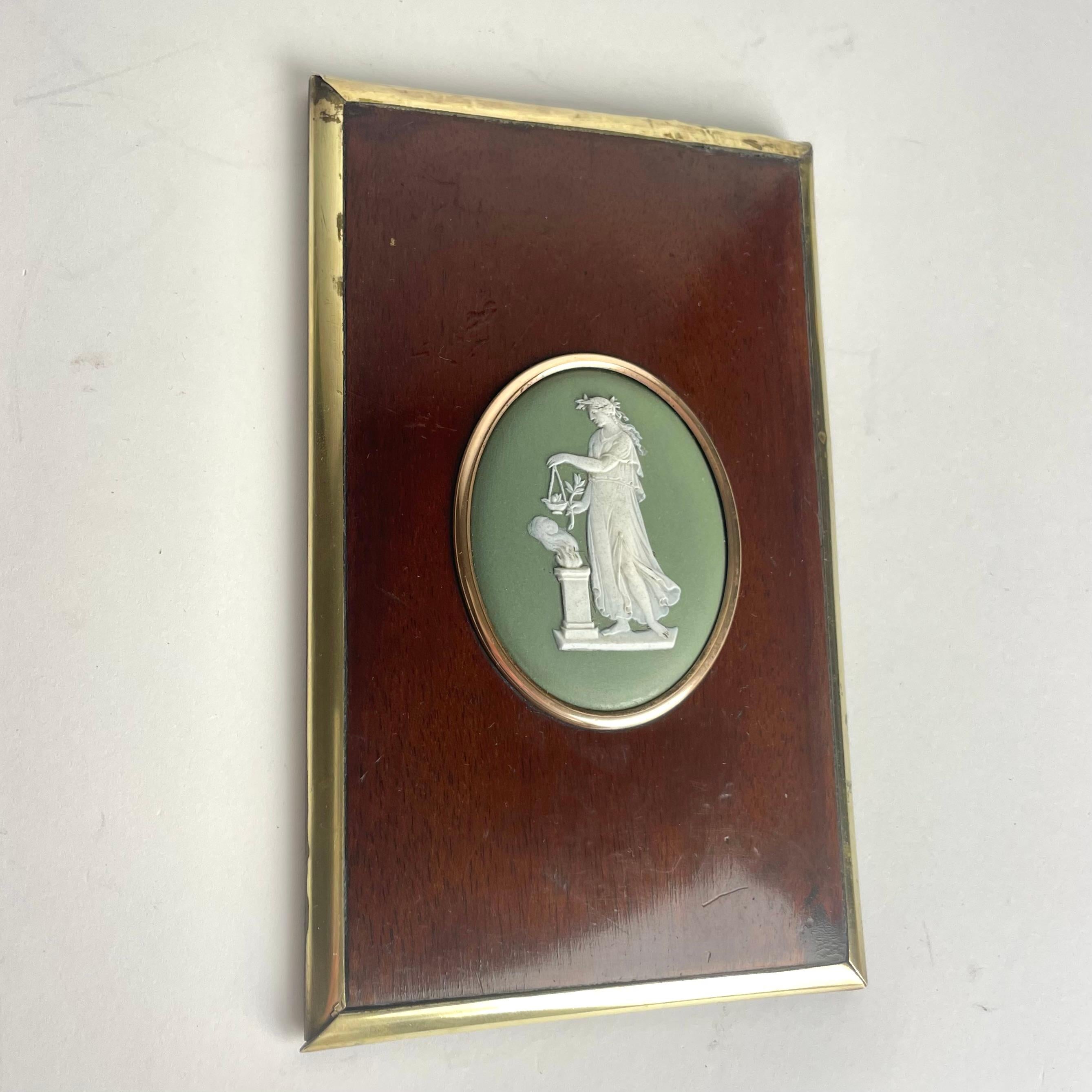 Placa mural con medallón Wedgewood en marco de caoba con adornos de latón en Bueno estado para la venta en Knivsta, SE
