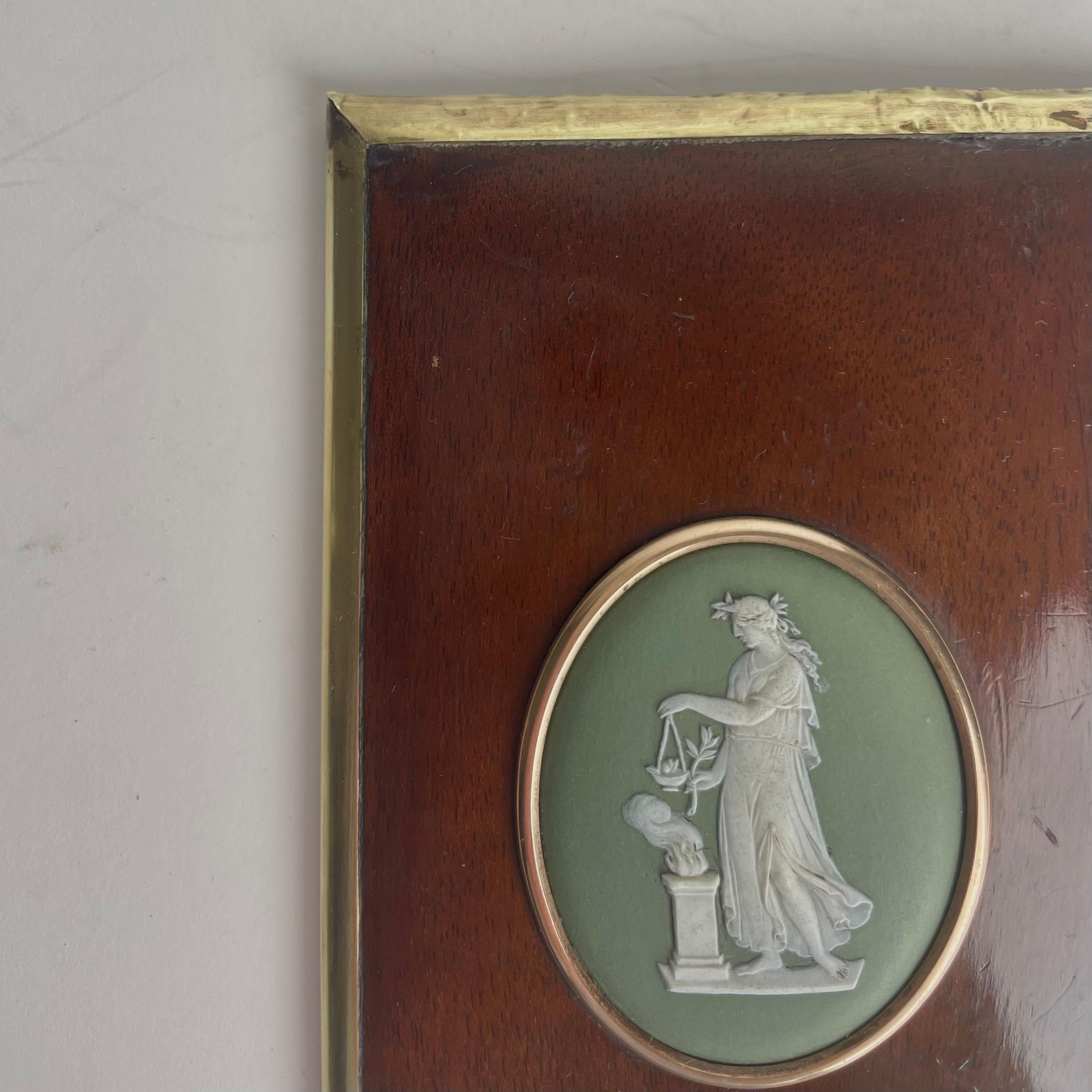 Placa mural con medallón Wedgewood en marco de caoba con adornos de latón siglo XIX en venta