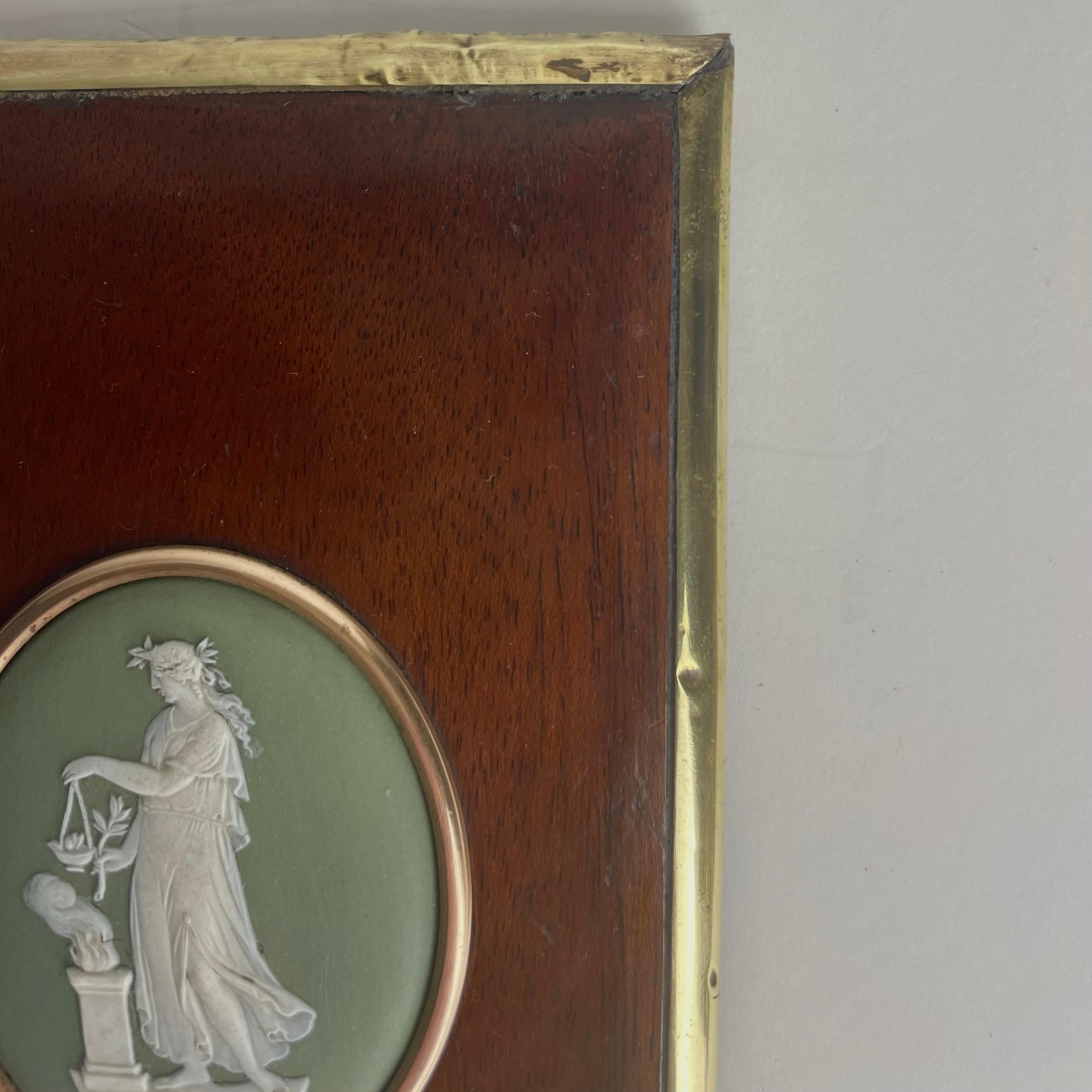 Placa mural con medallón Wedgewood en marco de caoba con adornos de latón Latón en venta
