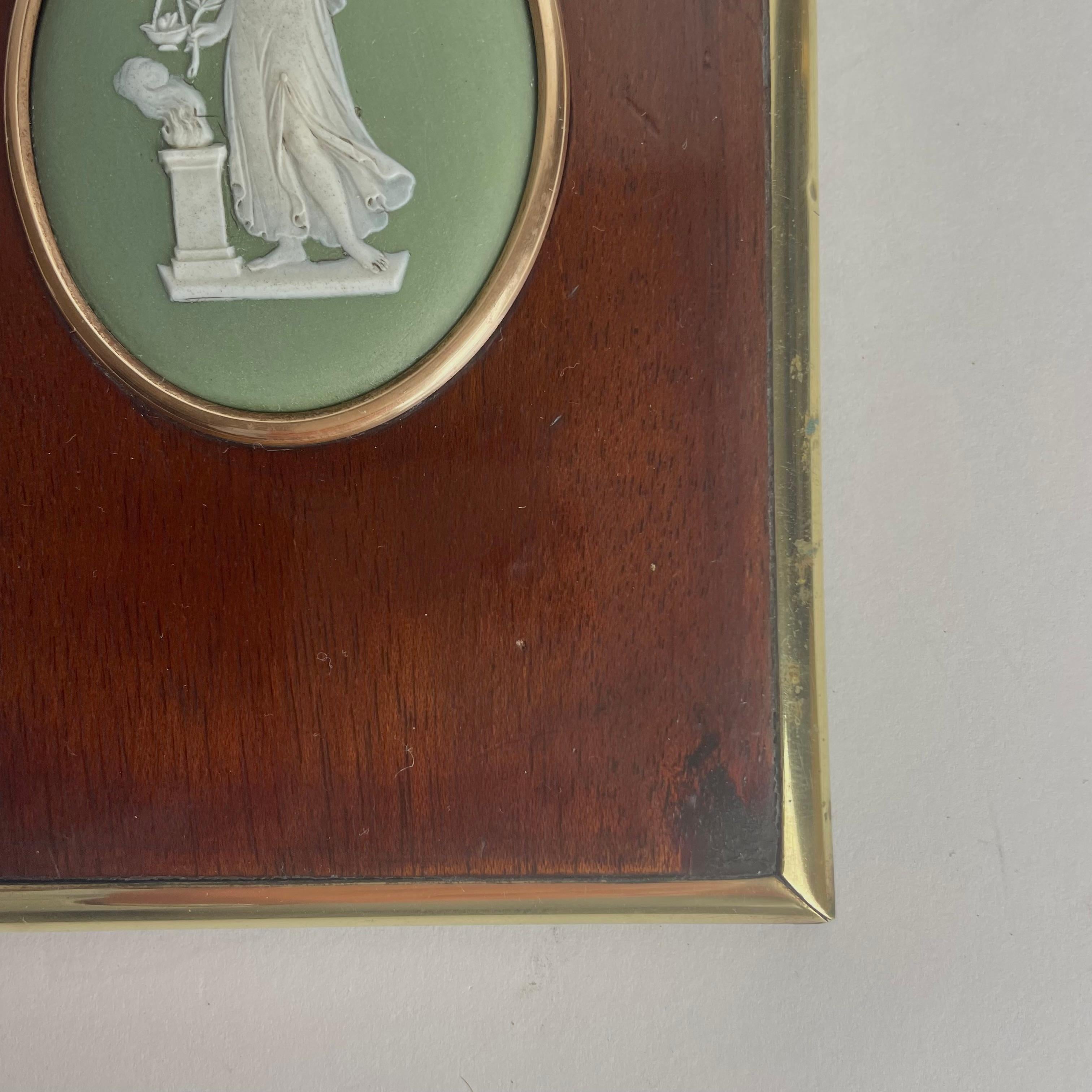 Placa mural con medallón Wedgewood en marco de caoba con adornos de latón en venta 1