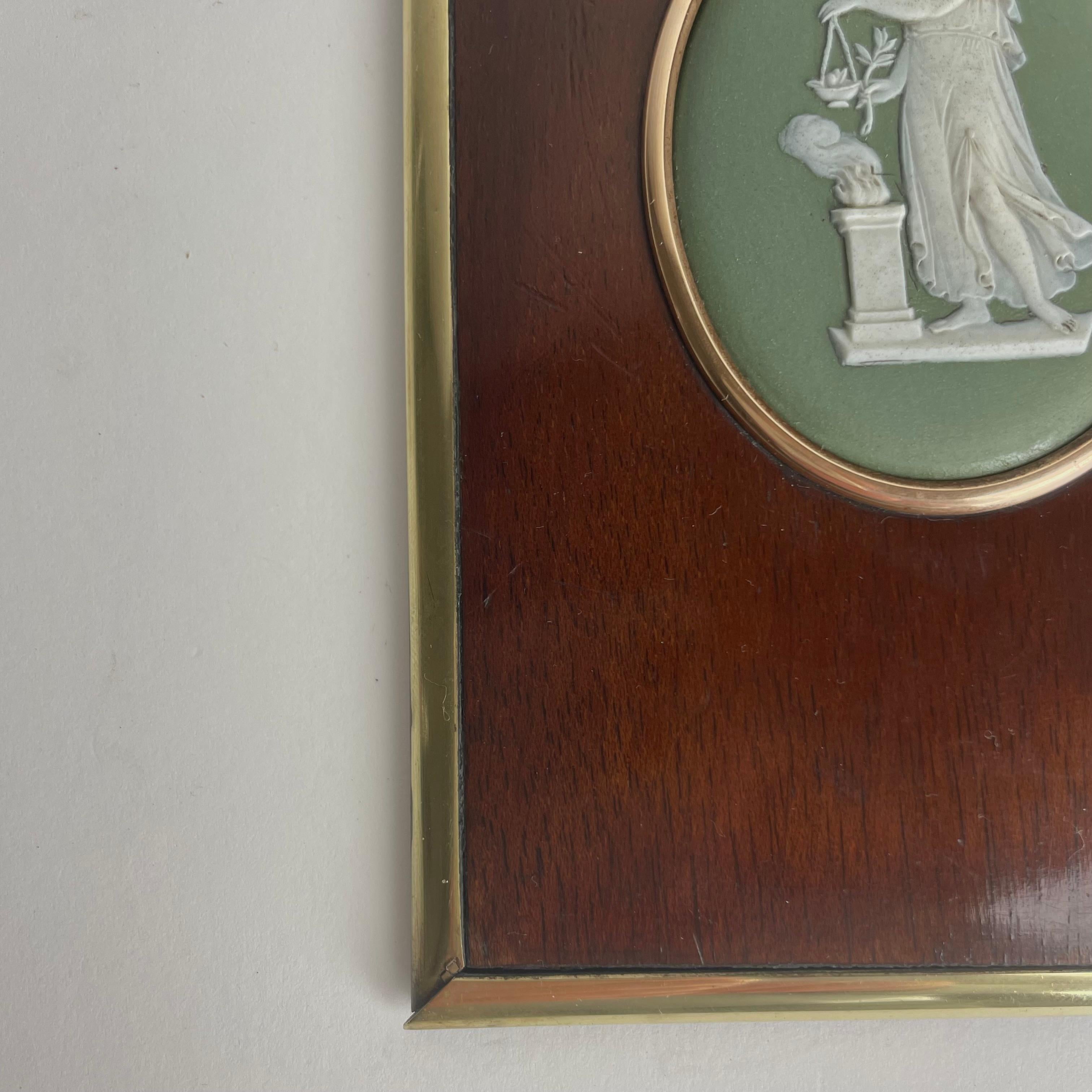 Placa mural con medallón Wedgewood en marco de caoba con adornos de latón en venta 2