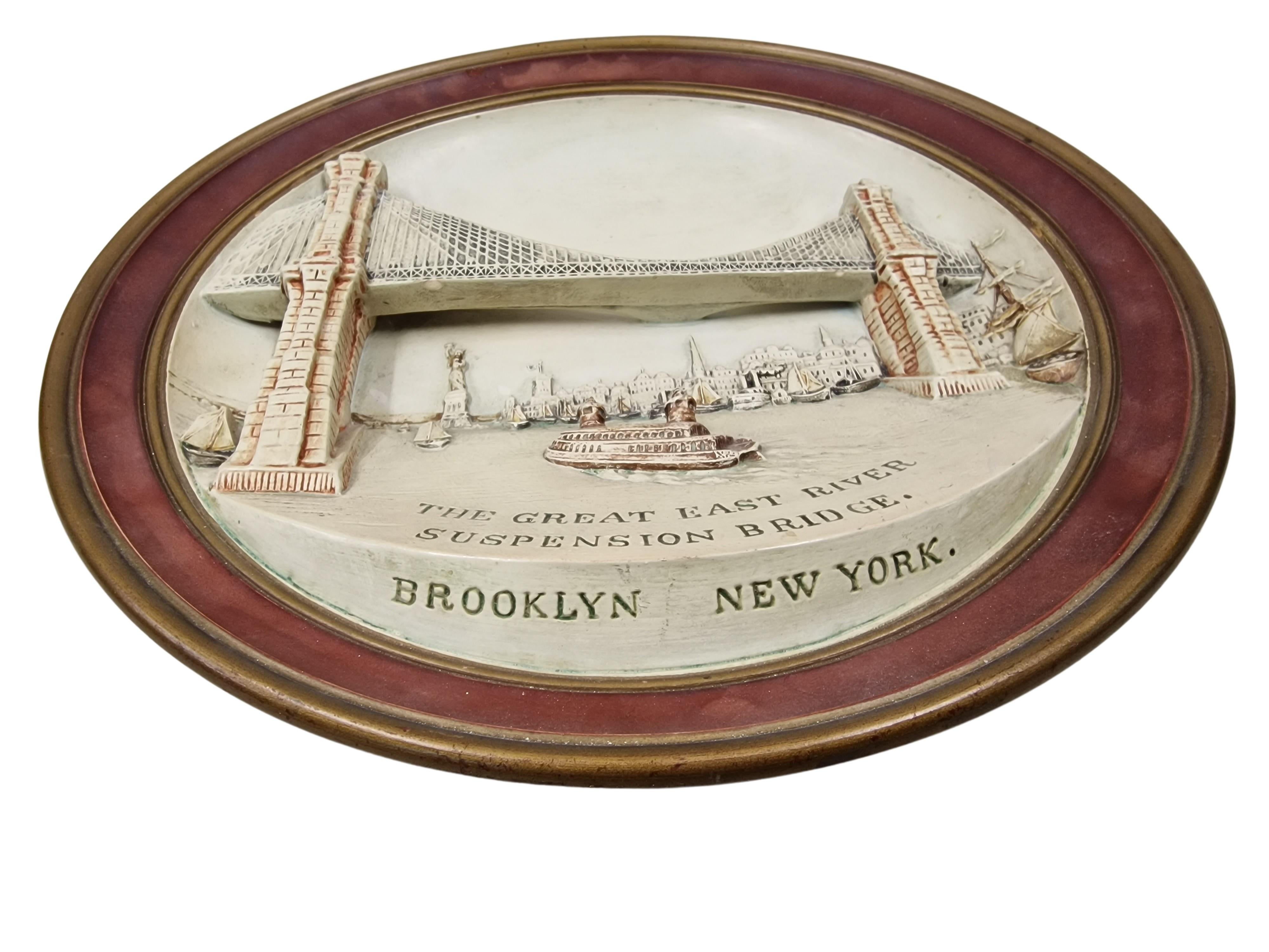 Un morceau d'histoire américaine !

Inauguré le 24 mai 1883, le pont de Brooklyn a été le premier à franchir l'East River. C'était également le plus long pont suspendu du monde au moment de son ouverture. La travée s'appelait à l'origine le New York