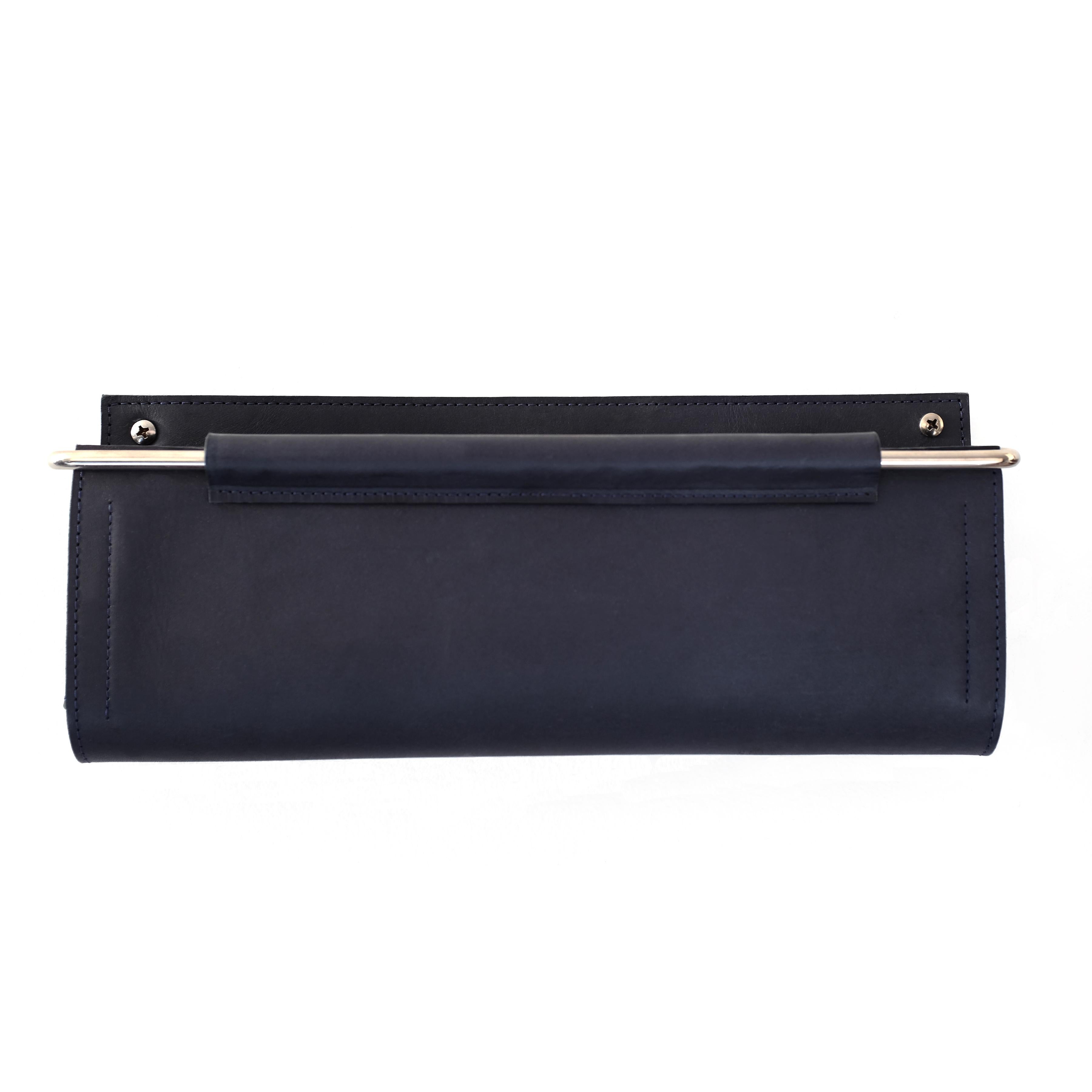 Pochette murale en cuir marine et inox 12x 1.5 "x 6H par Moses Nadel