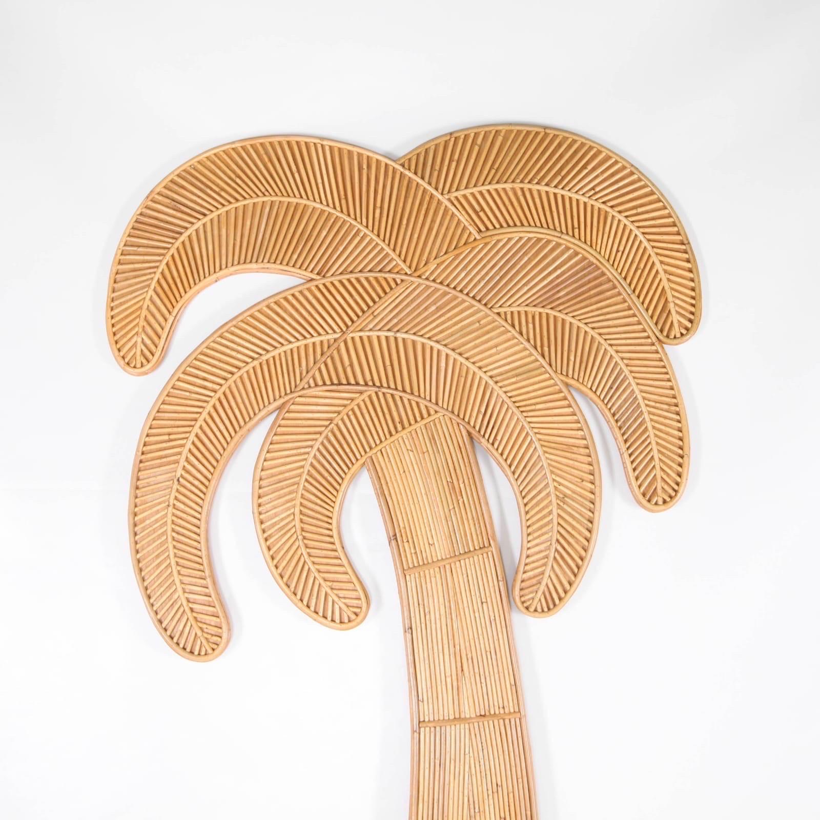 Grande scultura da parete in rattan che raffigura una palma. Lavoro molto decorativo di alta qualità realizzato interamente a mano. 2 ganci sul retro per appenderlo a una parete, ma puoi anche posizionarlo a terra contro una parete. Condizioni