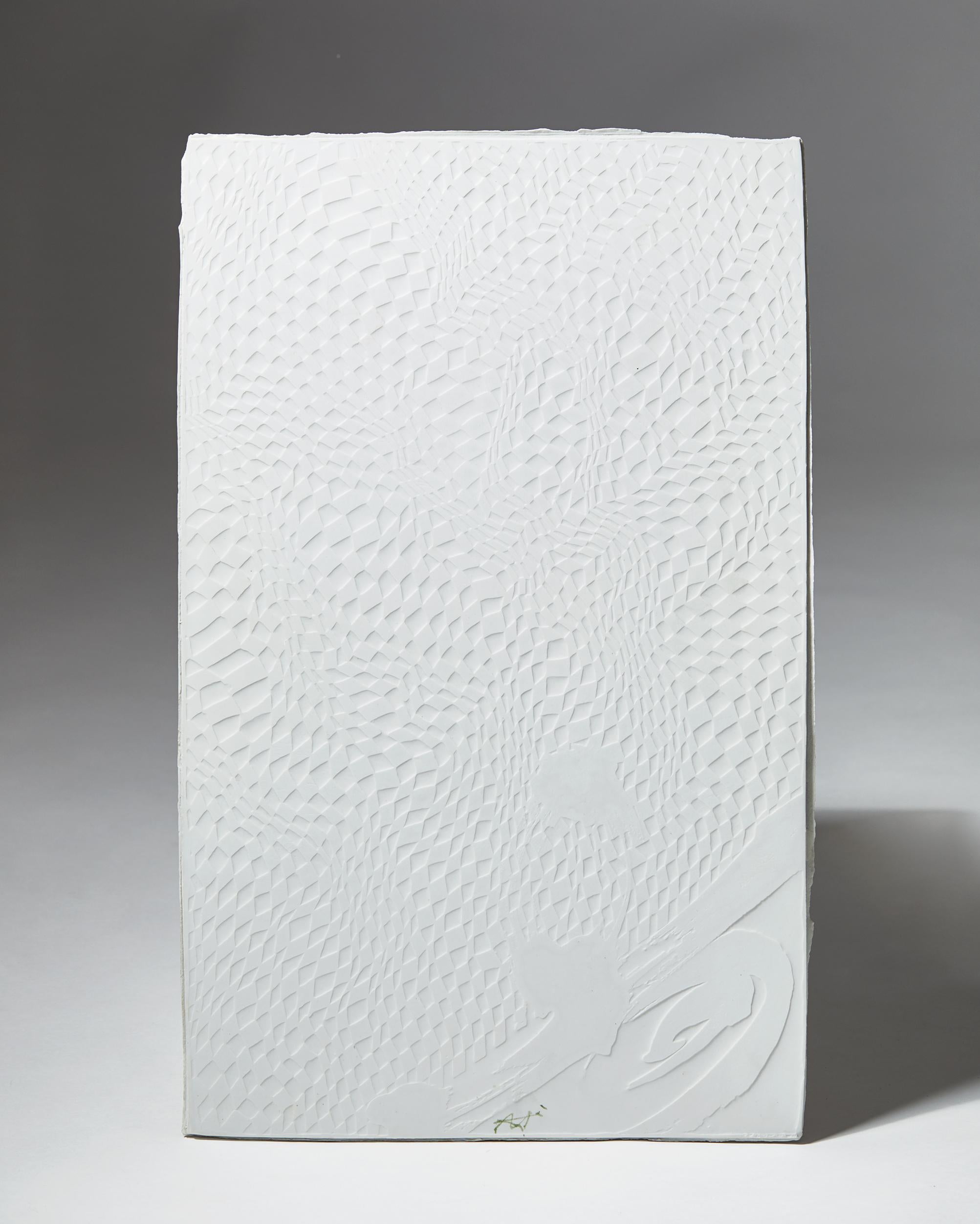 Porcelain. 

Measures: H 59 cm / 23 1/8
