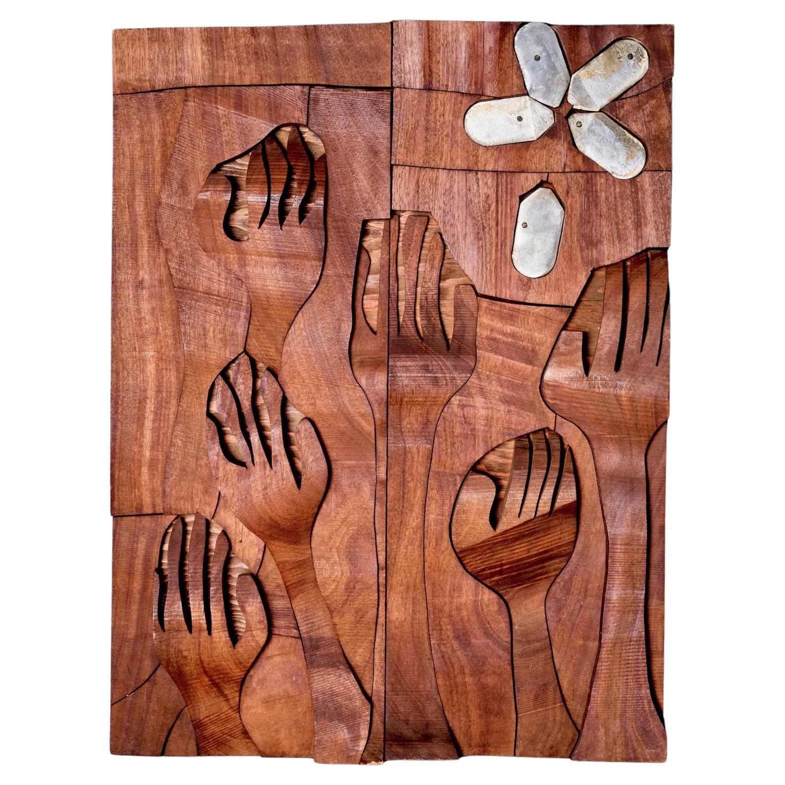 Relief mural en bois sculpté
