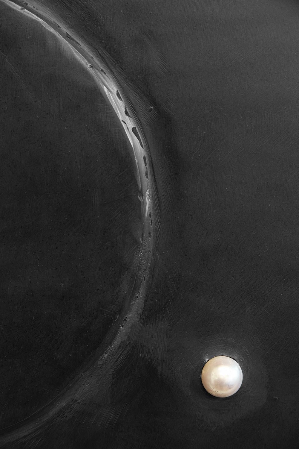 Forgé Wall Round Mirror Modern Contemporary Blackened Steel Palladium Leaf Ocean Pearl en vente