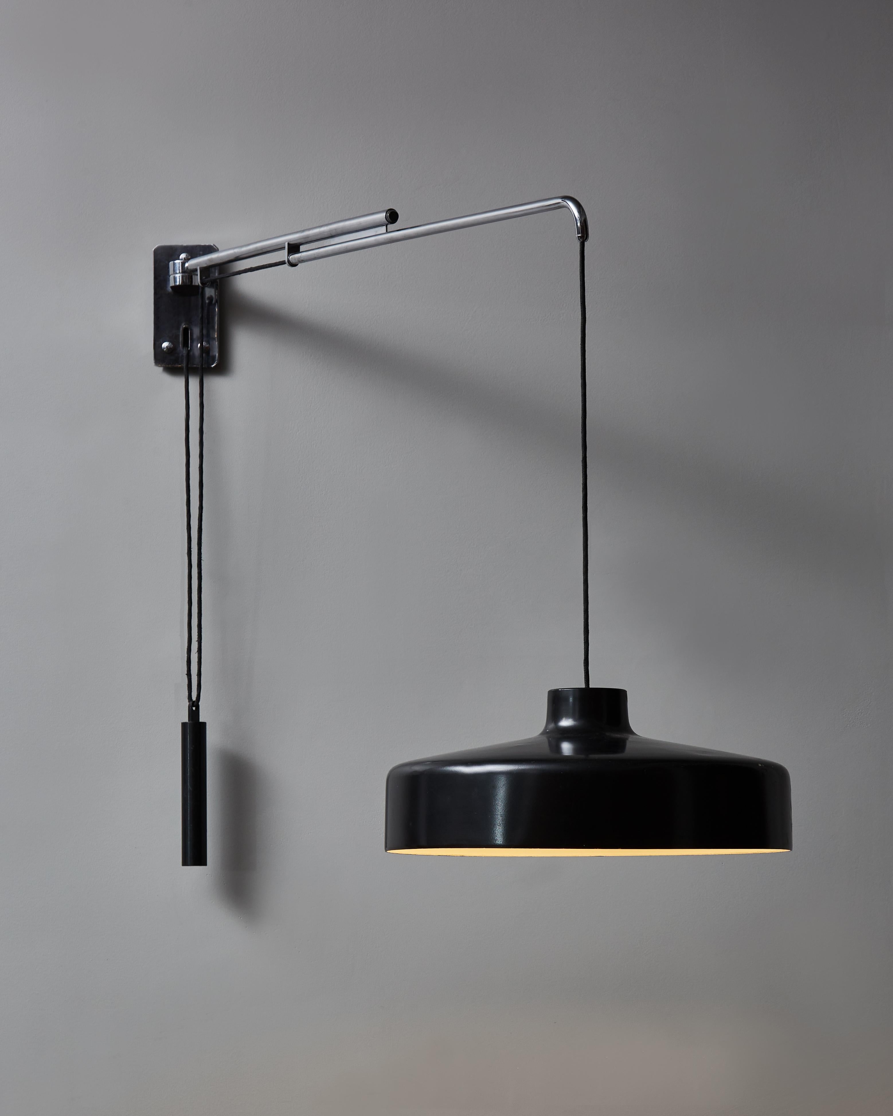 Precioso aplique de pared de brazo extensible diseñado por Gino Sarfatti y fabricado por Arteluce hacia 1958.

Se compone de un brazo multiparte de latón y una pantalla de aluminio pintado.

La pieza se puede ajustar y colocar gracias a su punto