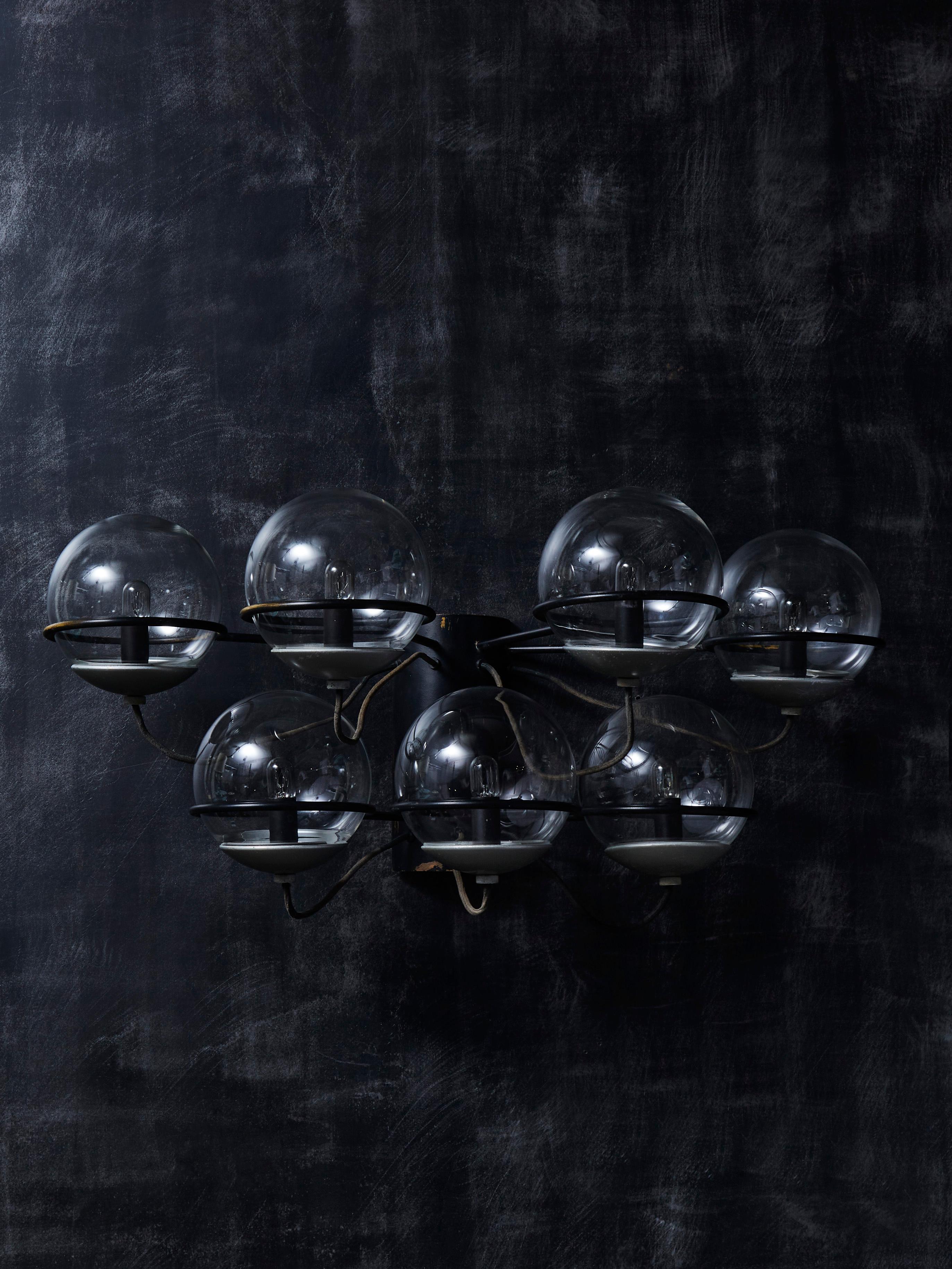 Wall sconce model 237/7 designed by Gino Sarfatti for Arteluce, circa 1960s

Black enameled metal structure holding seven transparent glass globes.