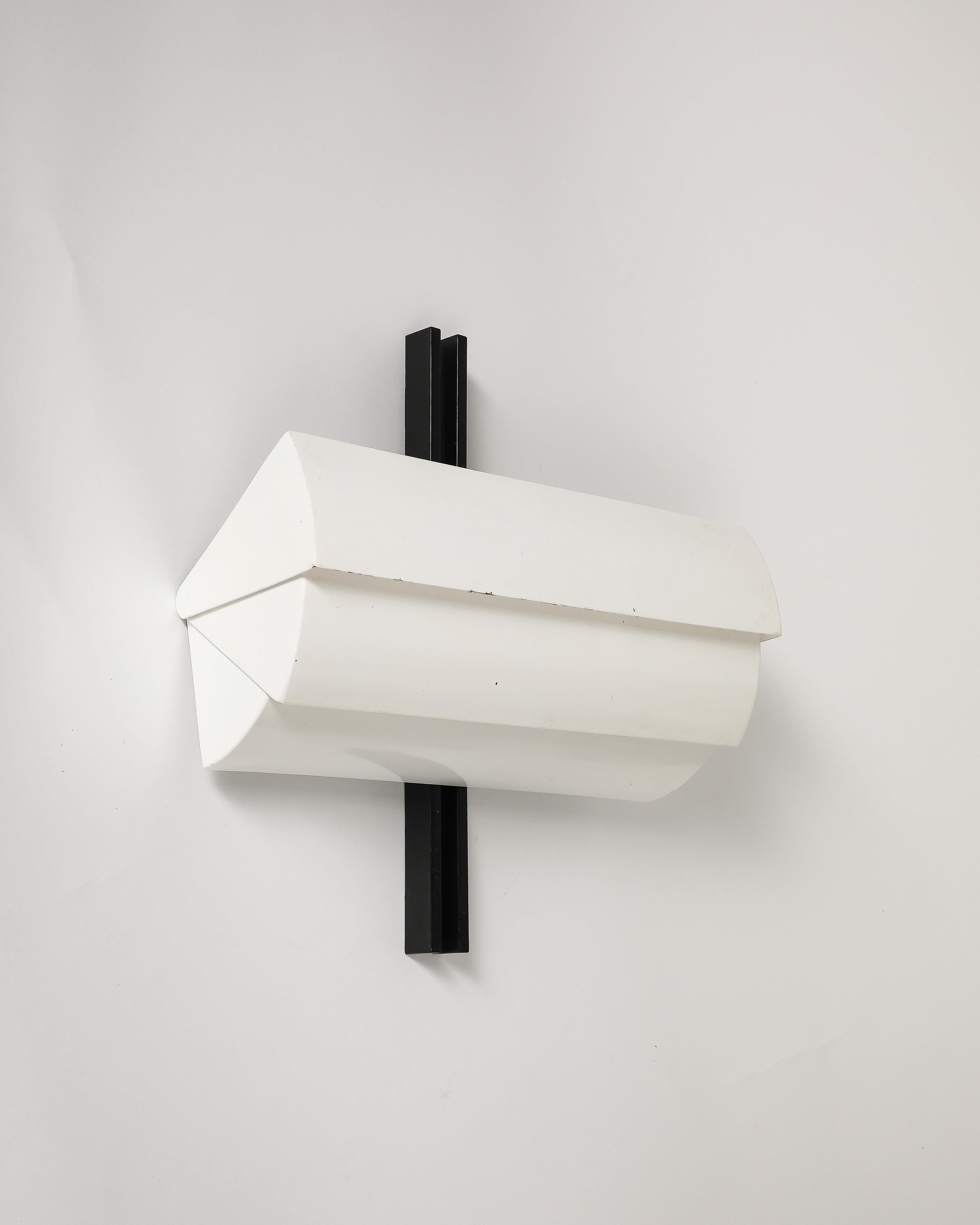 Wall Sconce by Ernesto Gismondi for Artemide, Italy, c. 1980 In Excellent Condition For Sale In New York City, NY