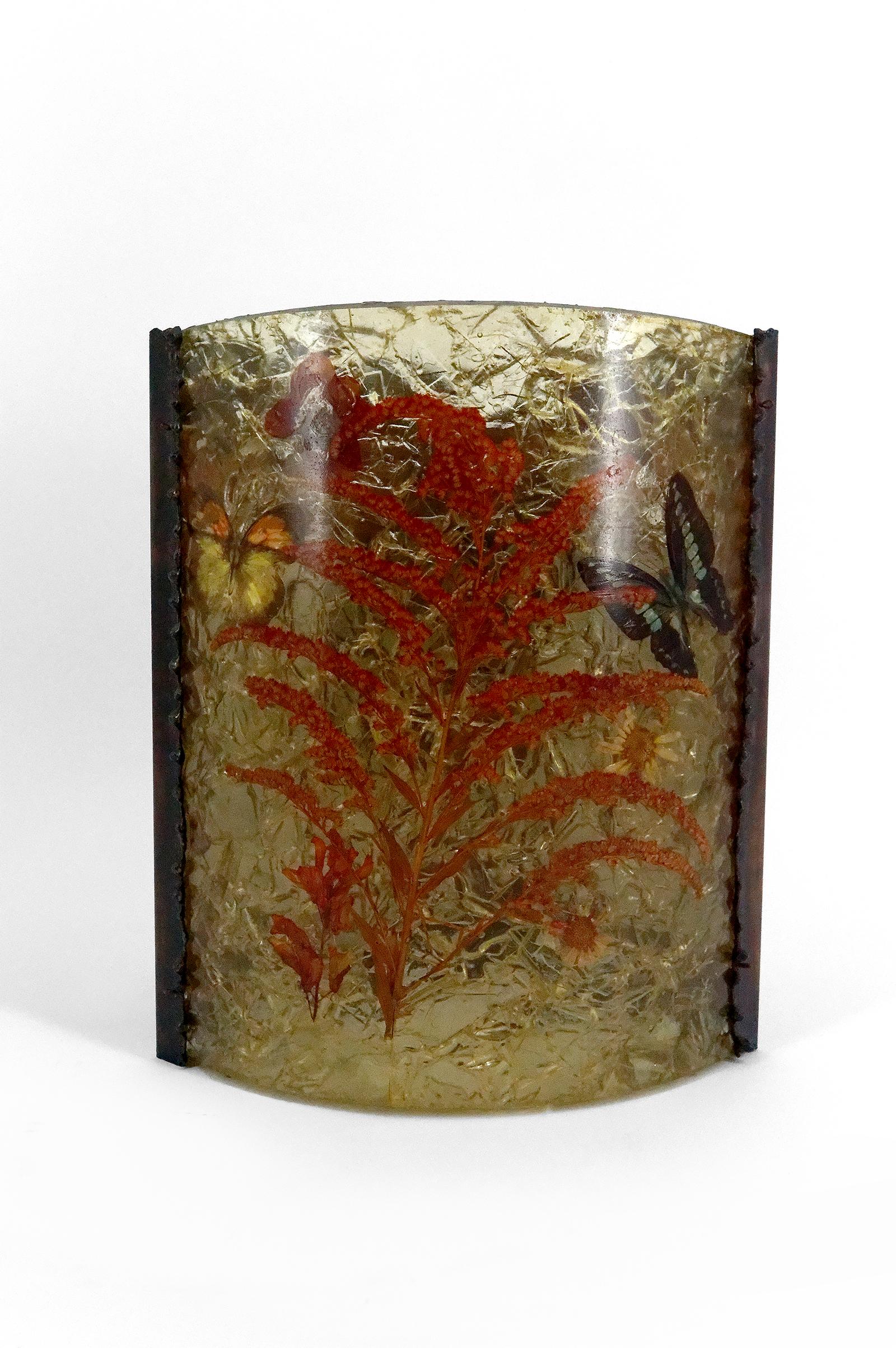 Realza tu interior con un toque de elegancia atemporal con este excepcional aplique de esquina de los Potiers d'Accolay, fabricado en la década de 1970.
Este raro y elegante candelabro destaca por su combinación de materiales nobles y diseño