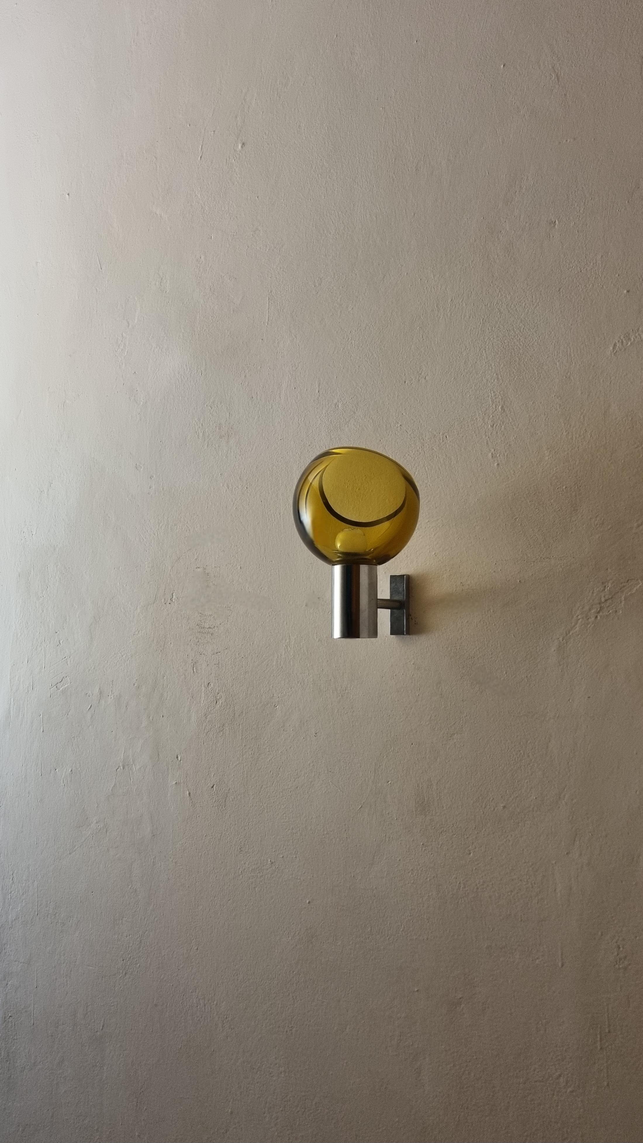 Wandleuchte, entworfen von Flavio Poli für Seguso in den 1960er Jahren, Struktur aus verchromtem Messing, dickes, orangefarbenes Rauchglas.
Ausgezeichneter Zustand, perfekt funktionierend.

Geboren in Venedig im Jahr 1900,  Poli war der erste, der
