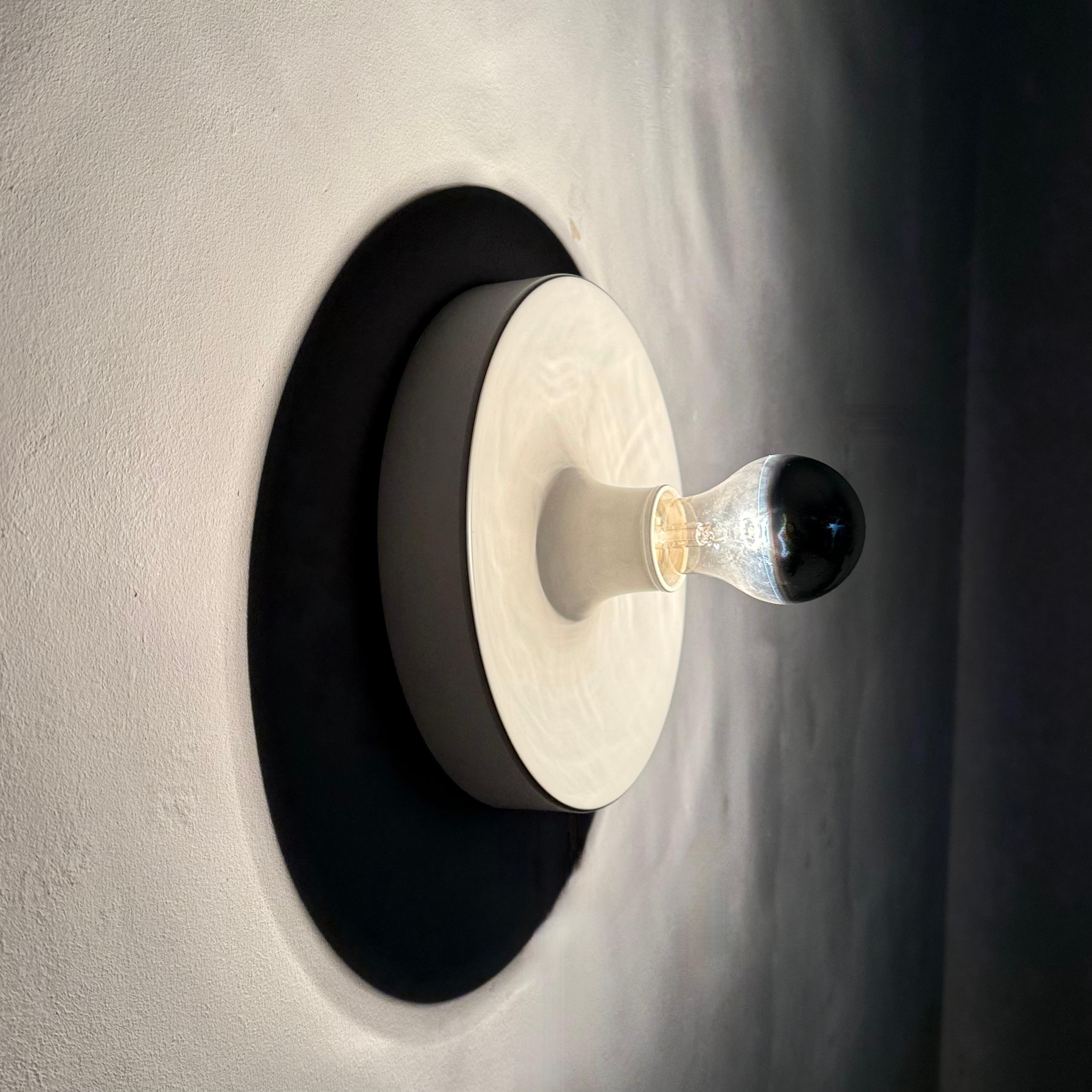 Wandleuchter Scheibe von zugeschrieben Charlotte Perriand für Les Arcs , 1970er Jahre (Moderne der Mitte des Jahrhunderts) im Angebot