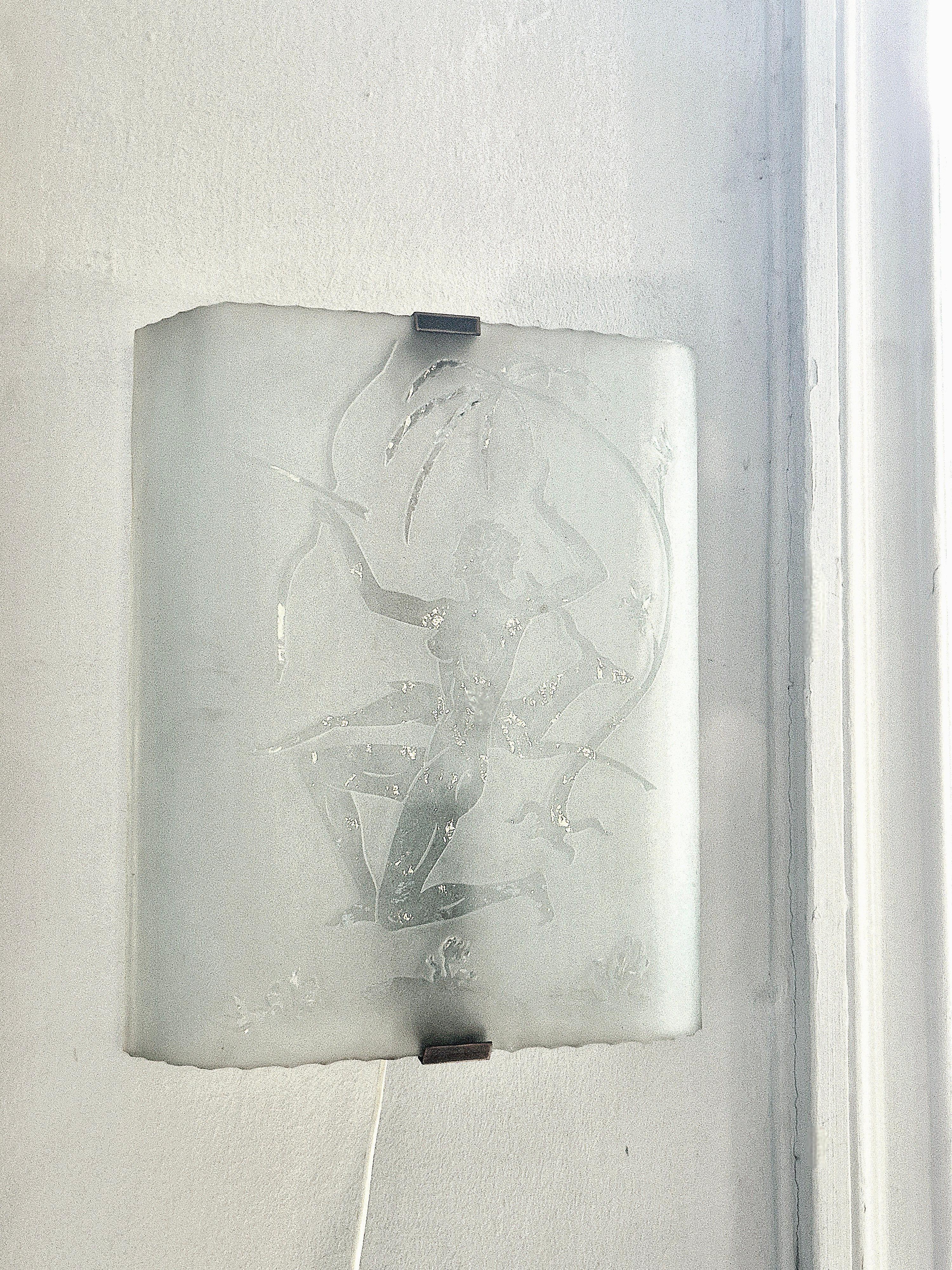 Dekorativer Wandleuchter aus geätztem Glas und Messinghalterung. Darstellung der Jägerin Diana mit Hirsch. 

Schwedische Moderne, 1940er Jahre, zugeschrieben Glössner / Co. 

