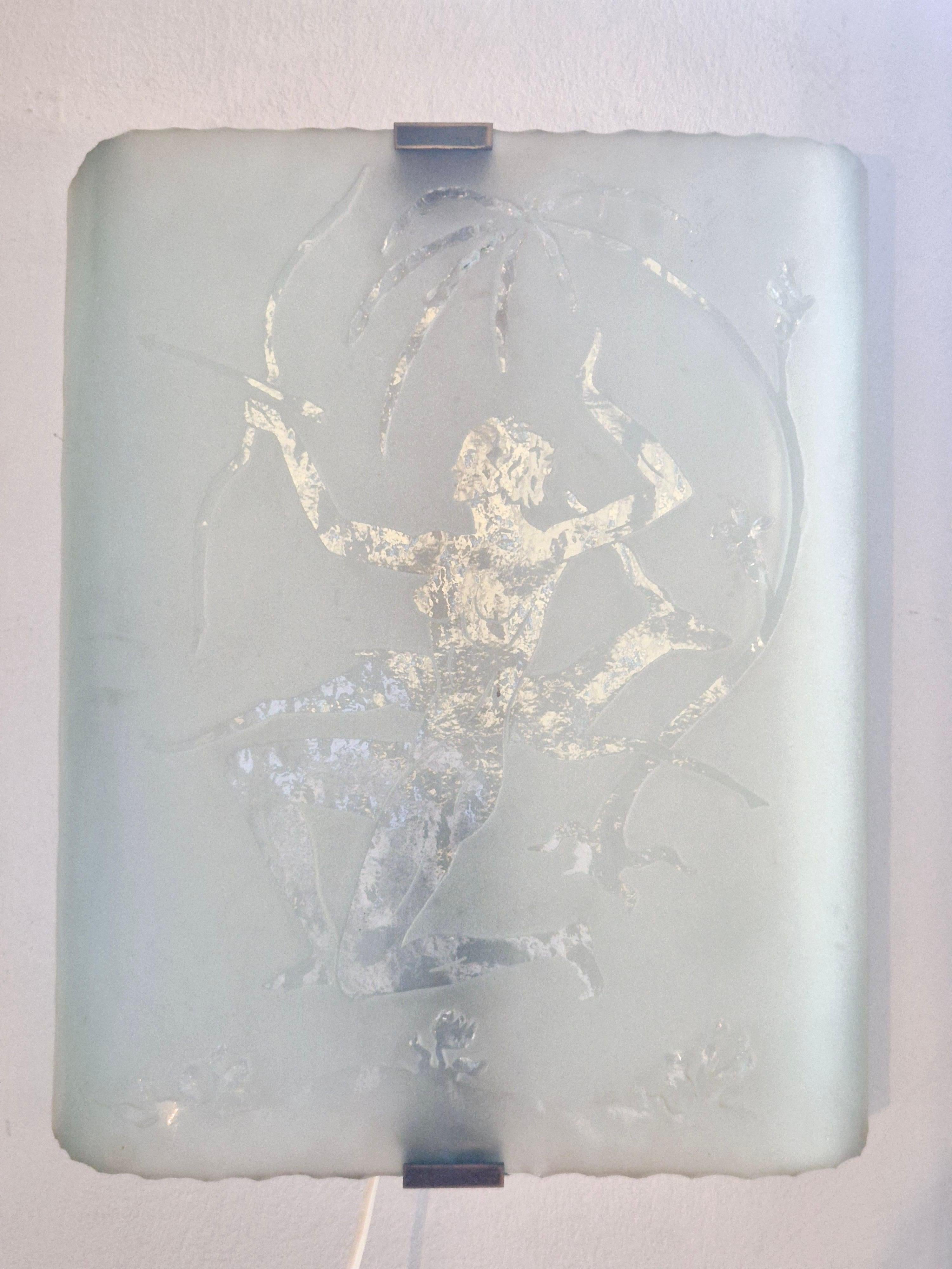Wandleuchter, geätztes Glas mit Dekor der Jägerin Diana mit Hirsch, schwedische Moderne im Zustand „Gut“ im Angebot in Stockholm, SE