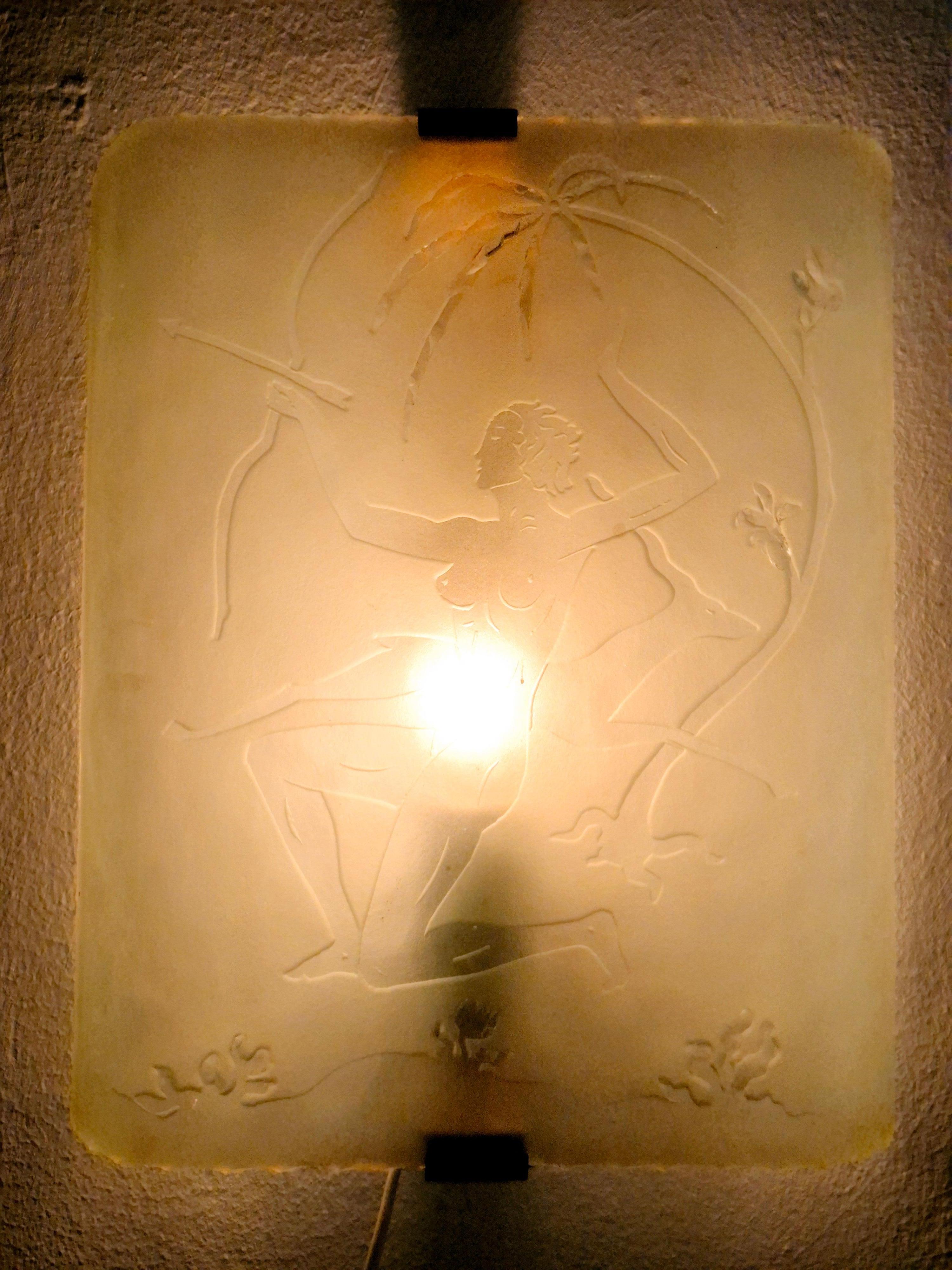 Wandleuchter, geätztes Glas mit Dekor der Jägerin Diana mit Hirsch, schwedische Moderne (Mitte des 20. Jahrhunderts) im Angebot