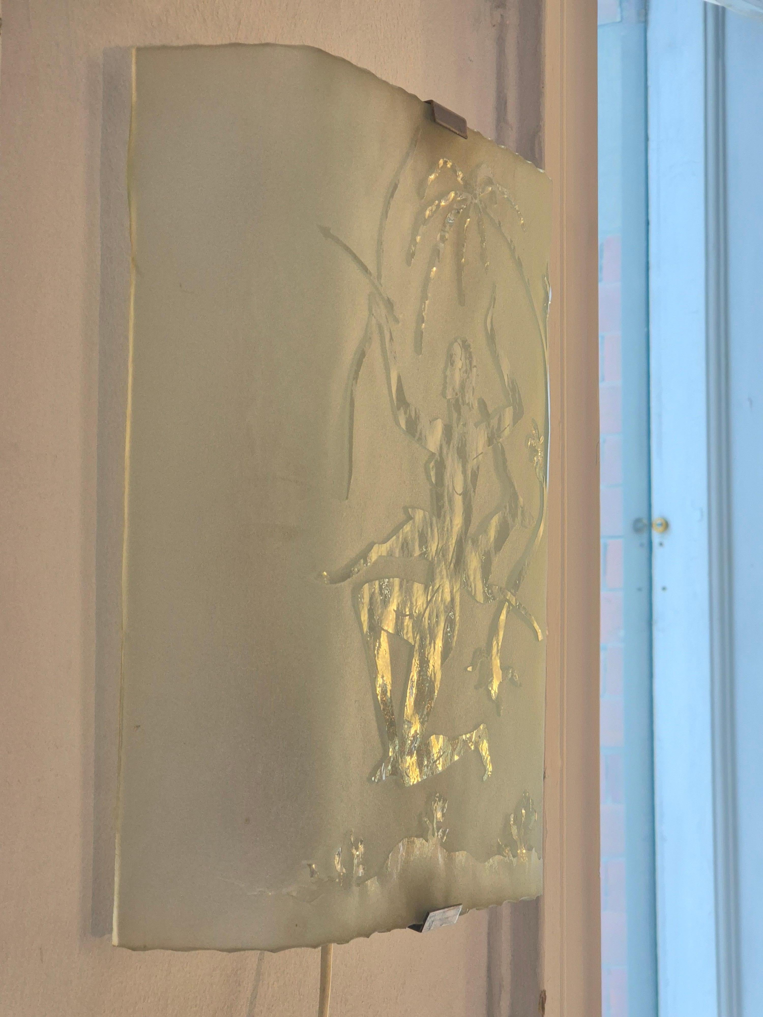 Wandleuchter, geätztes Glas mit Dekor der Jägerin Diana mit Hirsch, schwedische Moderne (Messing) im Angebot