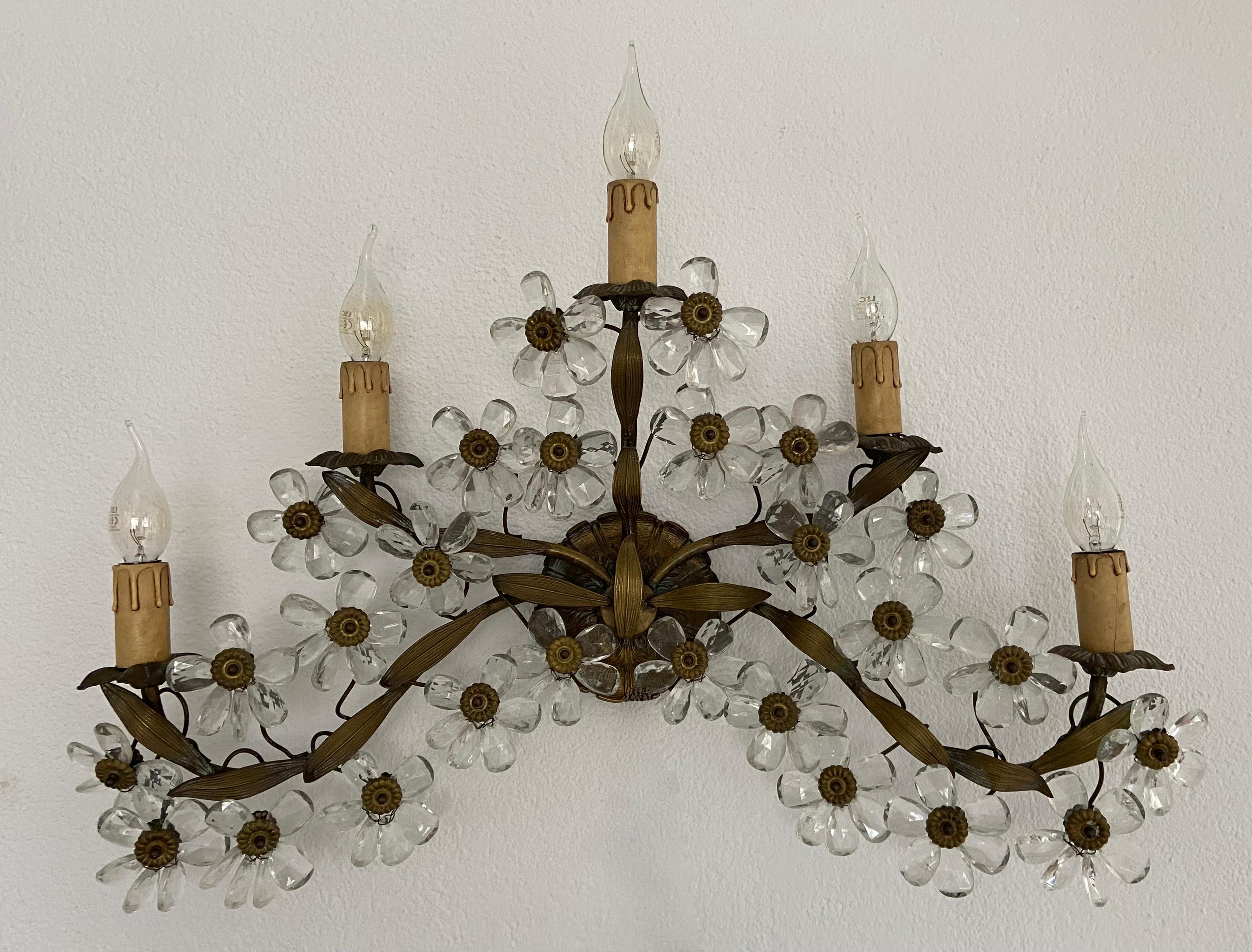 Wall sconce in bronze with flowers in glass, Italy, circa 1940.
in a good condition, with a lable 'made in Italy'.