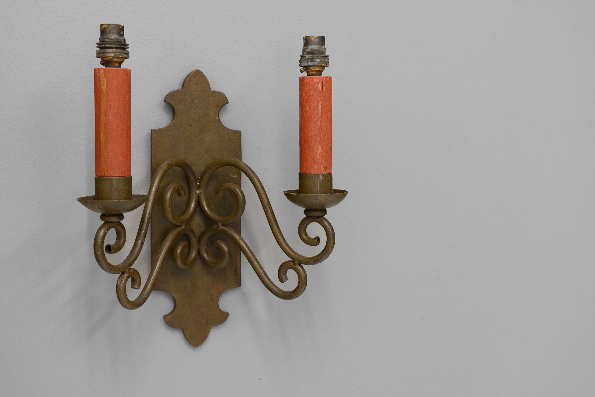 Aplique de pared con luces de vela de imitación. Alrededor de 1940.


Alto 39 cm x Ancho 30 cm x Fondo 17 cm