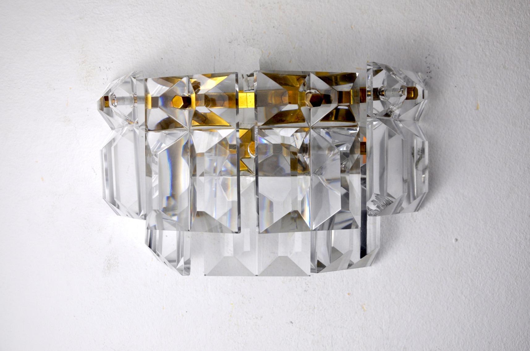Hervorragende Kinkeldey-Applikation, entworfen und hergestellt in Deutschland in den 1970er Jahren. Geschliffene und verteilte Kristalle auf einer goldenen Metallstruktur. Sehr schönes Design-Objekt, das Ihr Interieur schön beleuchten wird. Geprüfte