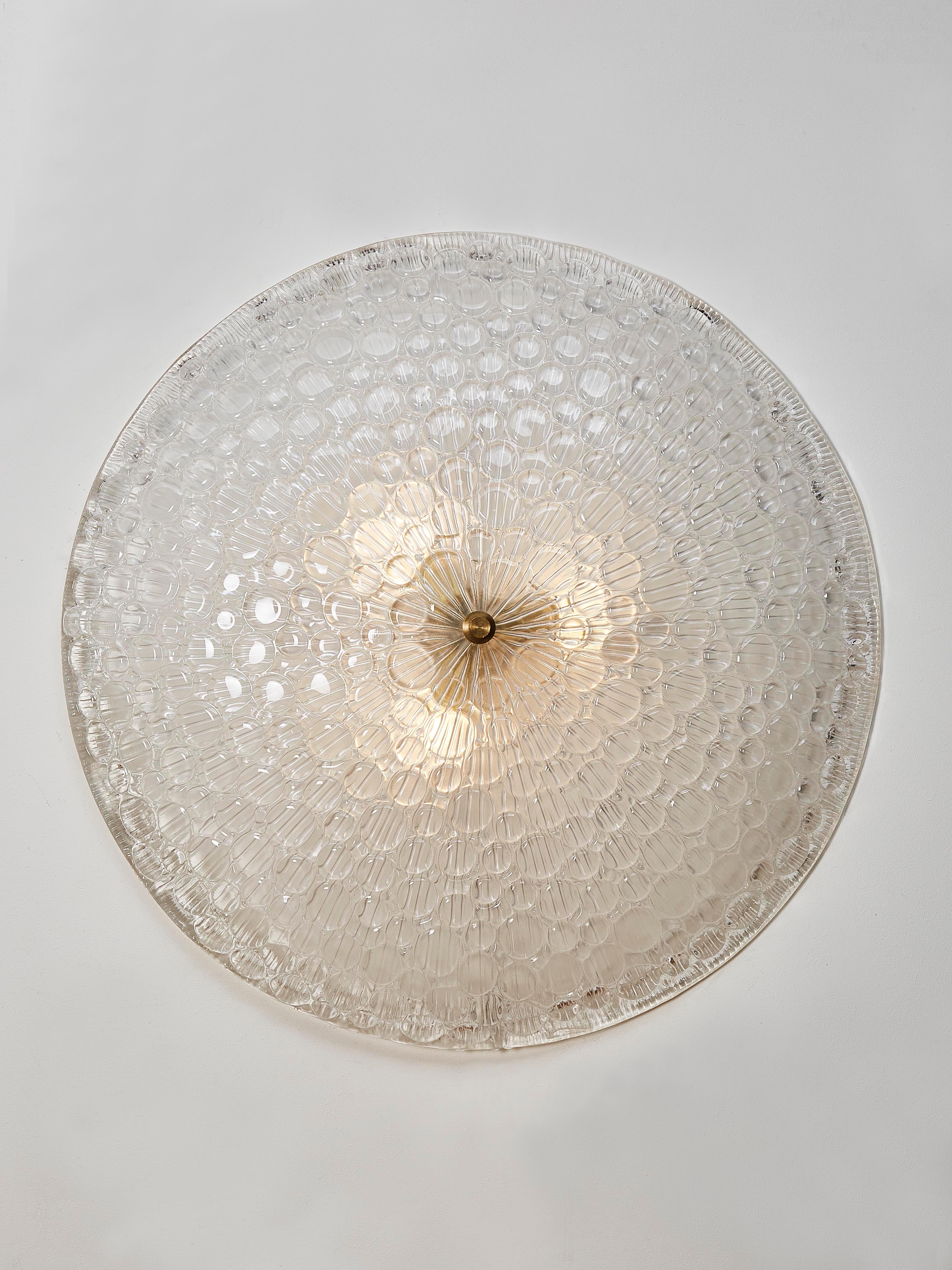 Aplique vintage de cristal de Murano abombado y estructura de latón. 3 bombillas en el interior.
Italia, años 70. También se puede utilizar como lámpara de techo.
Pareja disponible.