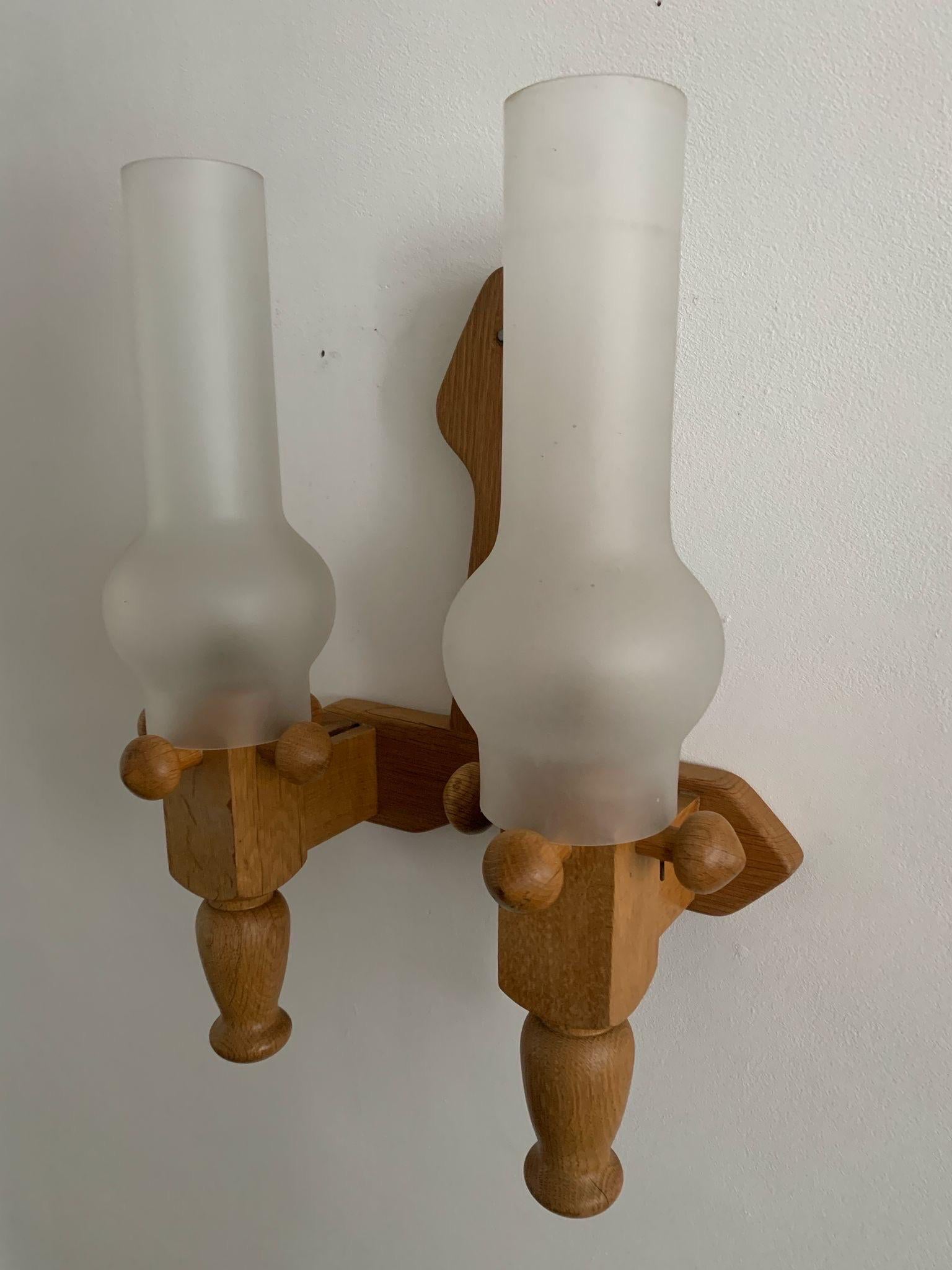 Abat-jour en verre et base en chêne par Guillerme et Chambron Edition Votre Maison