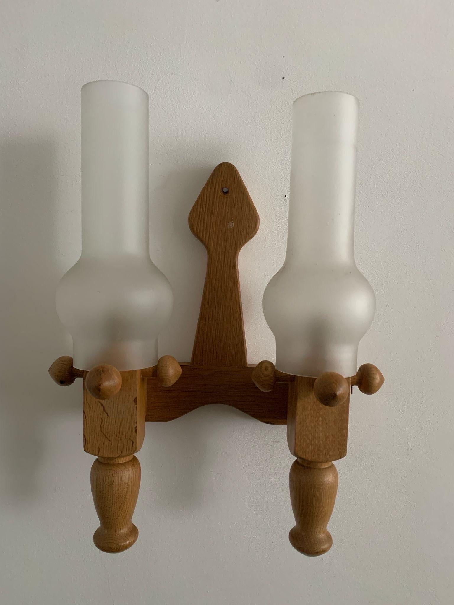 Français Applique murale en Oak Guillerme et Chambron en vente