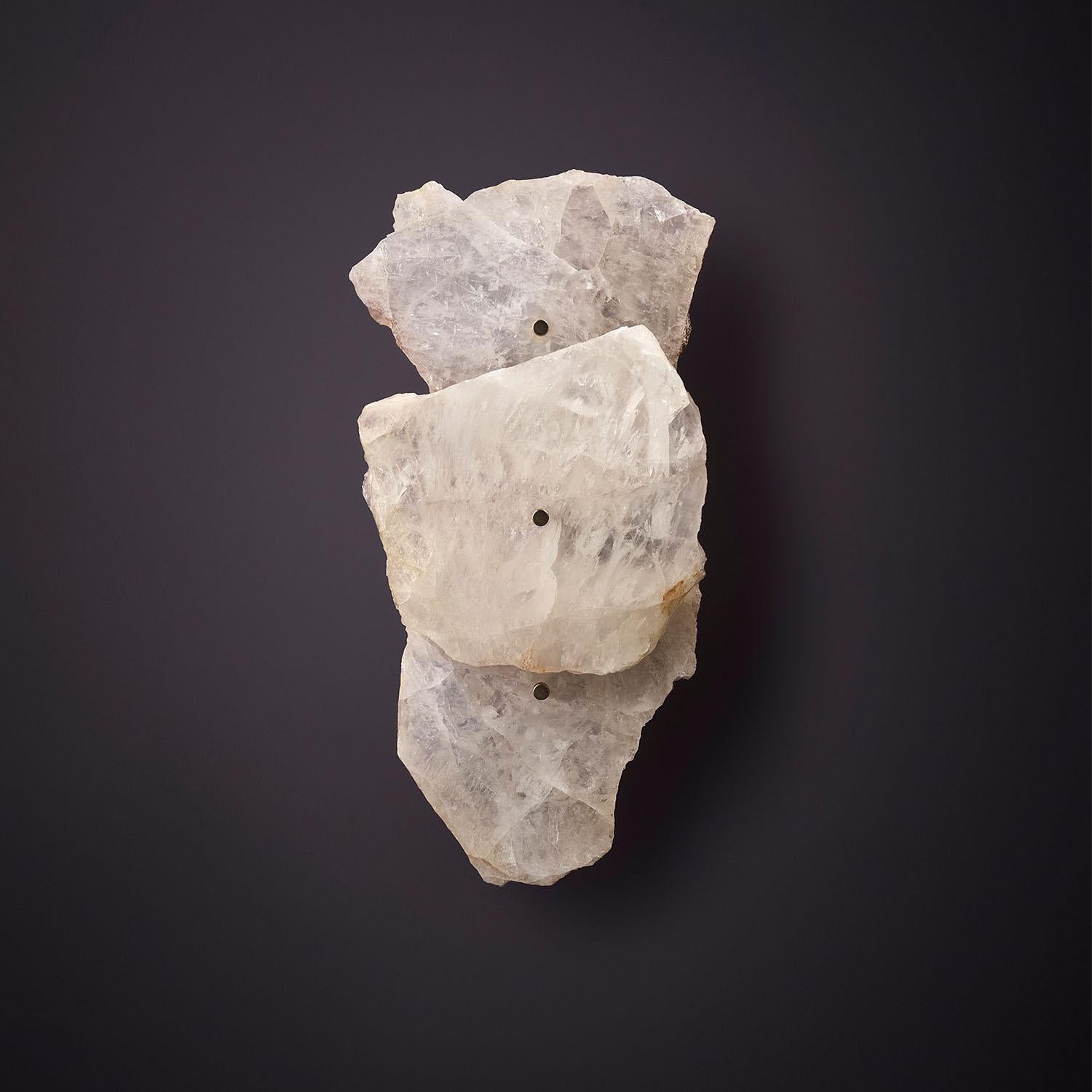 Applique contemporanea in quarzo con base in ottone - Petra I Triple di Christopher Boots

PETRA (dalla parola greca ??t?a, che significa pietra) celebra la complessità e le sottigliezze della composizione del materiale del quarzo di cui è fatta