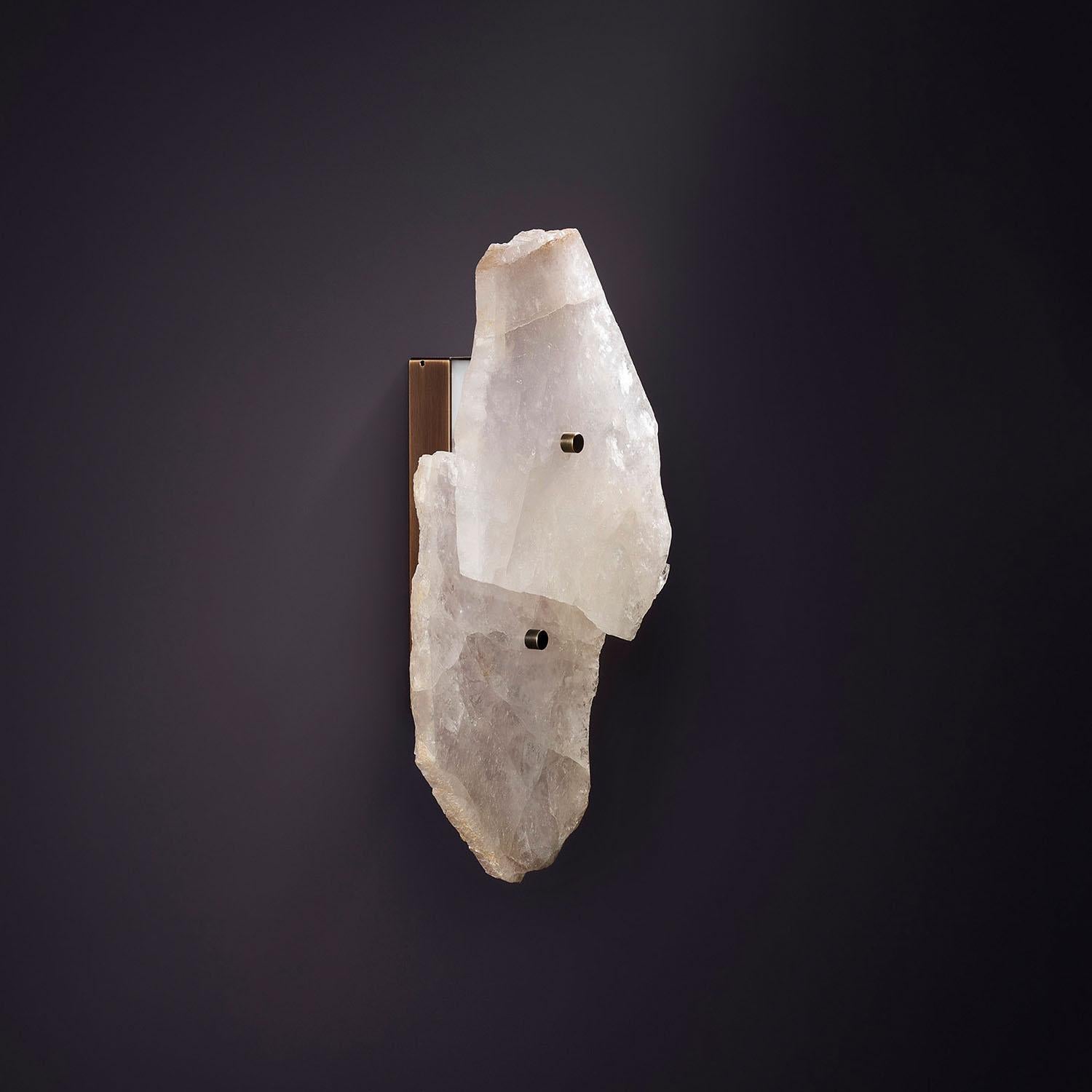 Wandleuchter aus Quarz mit Messingfuß – Petra I Twin von Christopher Boots (Moderne) im Angebot