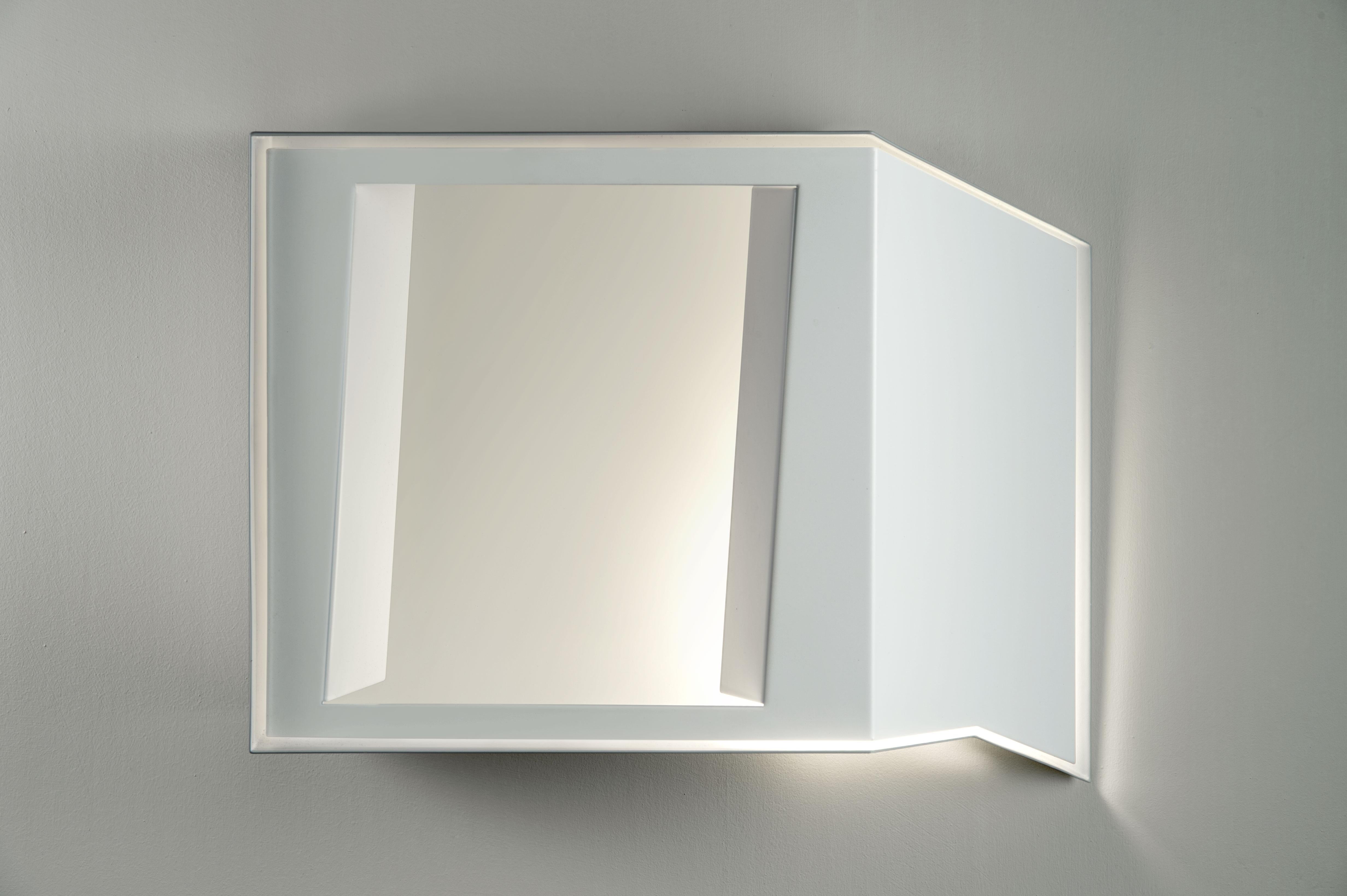Wall sconce in Limited Edition Italy 2019, modern sculpture of light
Collection Screen of Light Isid30 ovest, designed by architects Stevan and Milena Tesic: an harmonious relation between design and architecture

Isid30 ovest is a wall sculpture