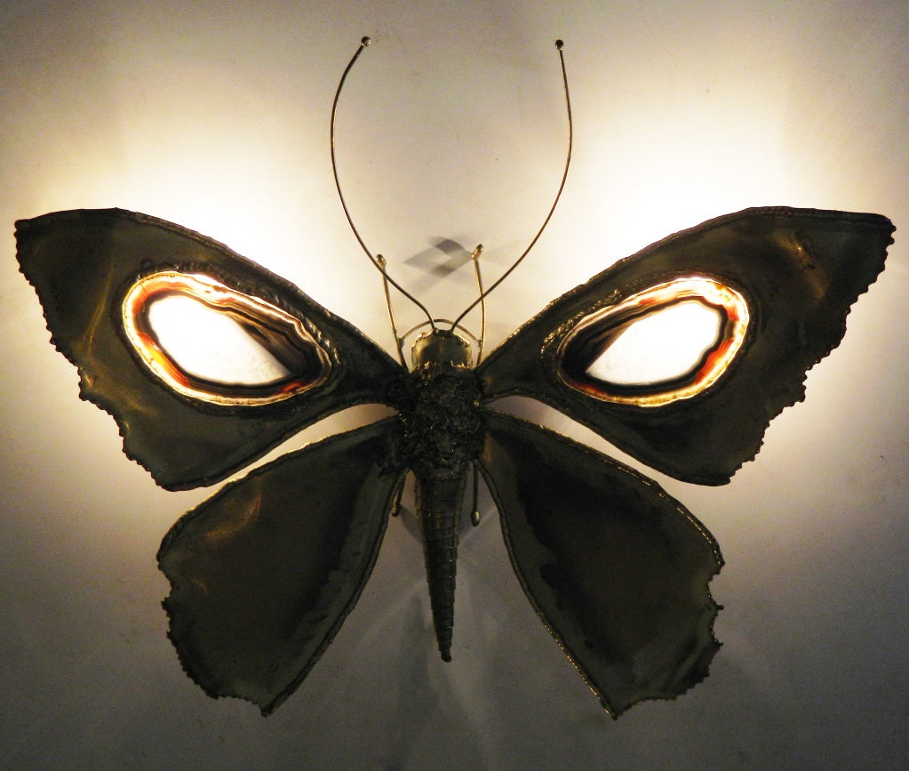 Brass butterfly 2 illuminated agate mineral stone by Honoré.
A very elegant light is coming through the agate.
 