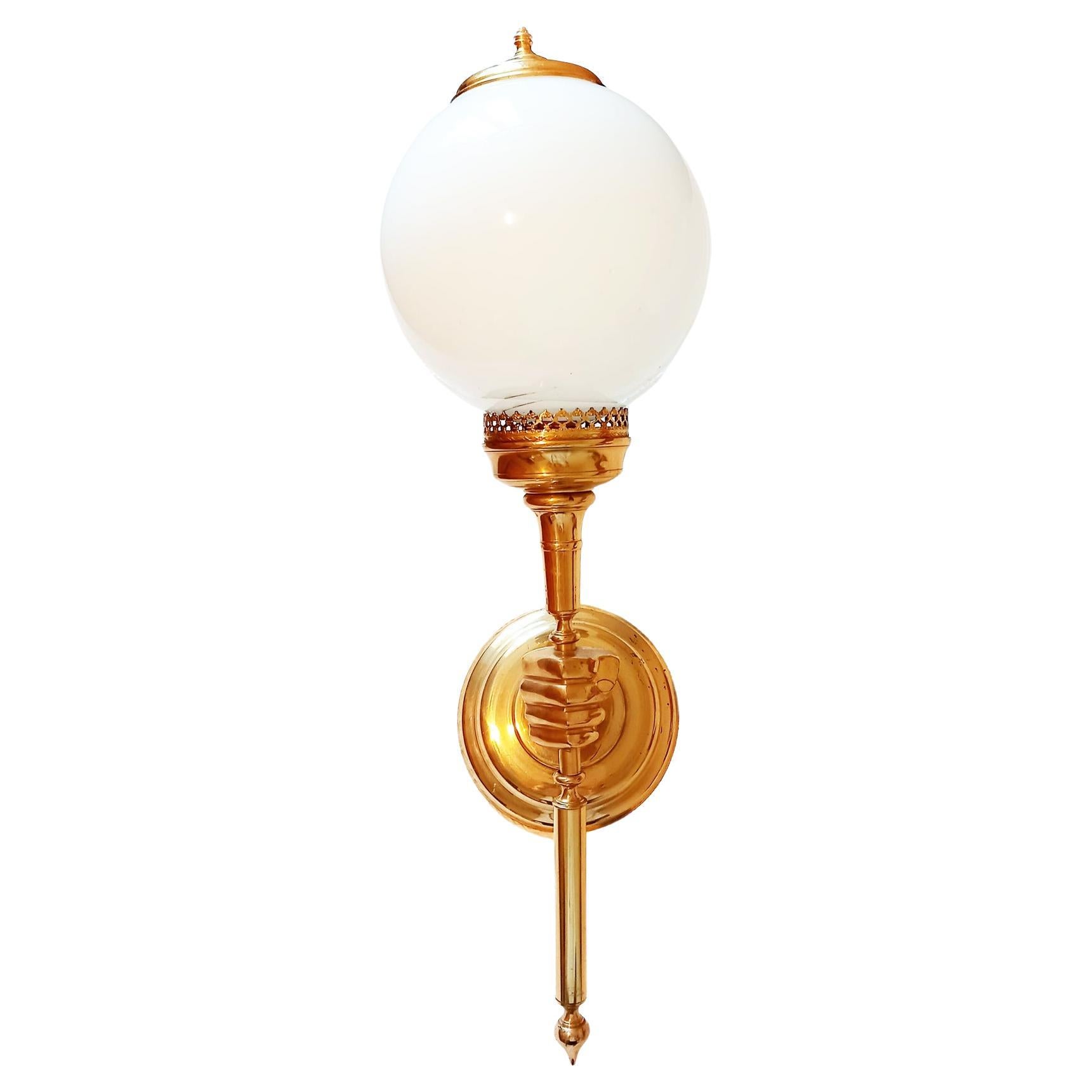 El precio es por cada

Aplique de latón en forma de antorcha sostenida con el puño
Rematada con pantalla de bolas de opalina blanca Antigua/vintage igual que las lámparas
Hay dos piezas, el precio es individual, pero sólo se venden las dos juntas
Se