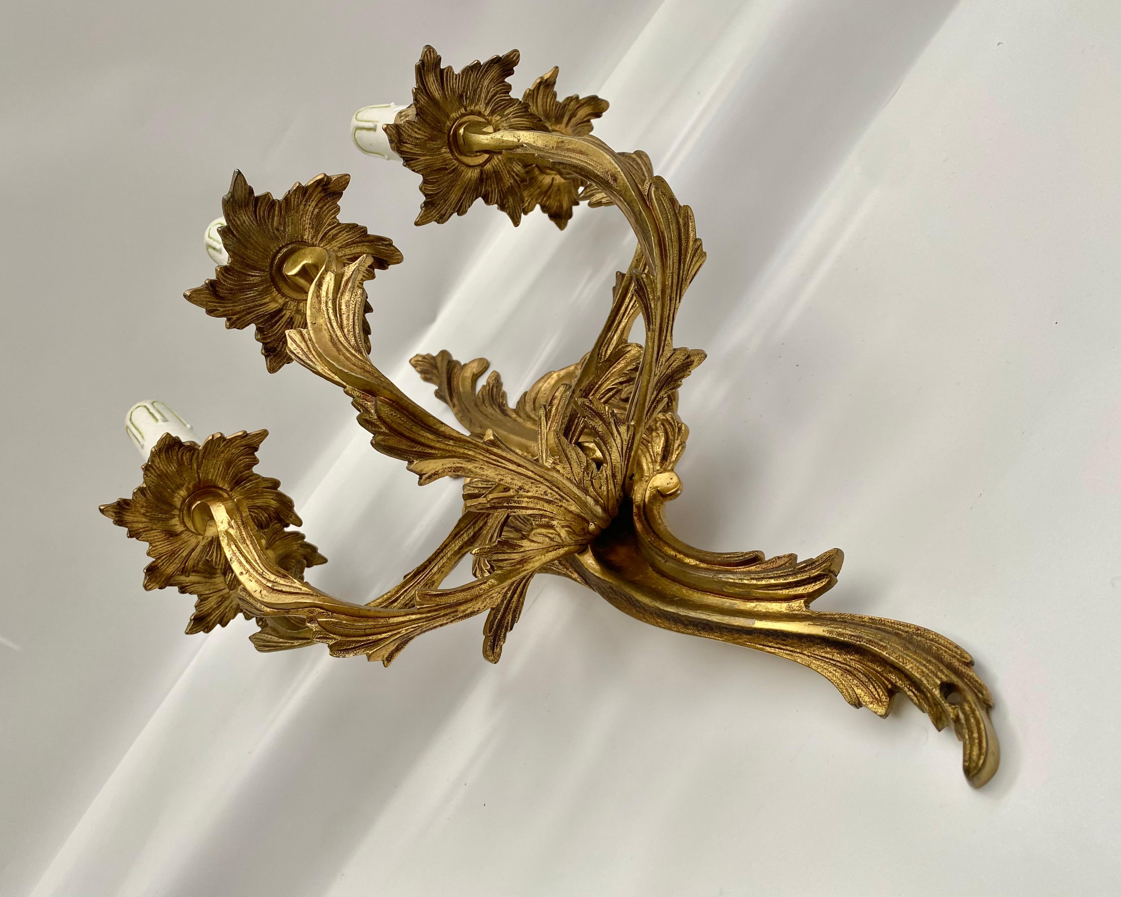 Applique murale Grand Vintage Rococo - Luminaire à 5 lumières en bronze

Faites sensation avec cette magnifique applique murale vintage de style rococo ! Cette pièce opulente est dotée de cinq points lumineux, créant un affichage dramatique et