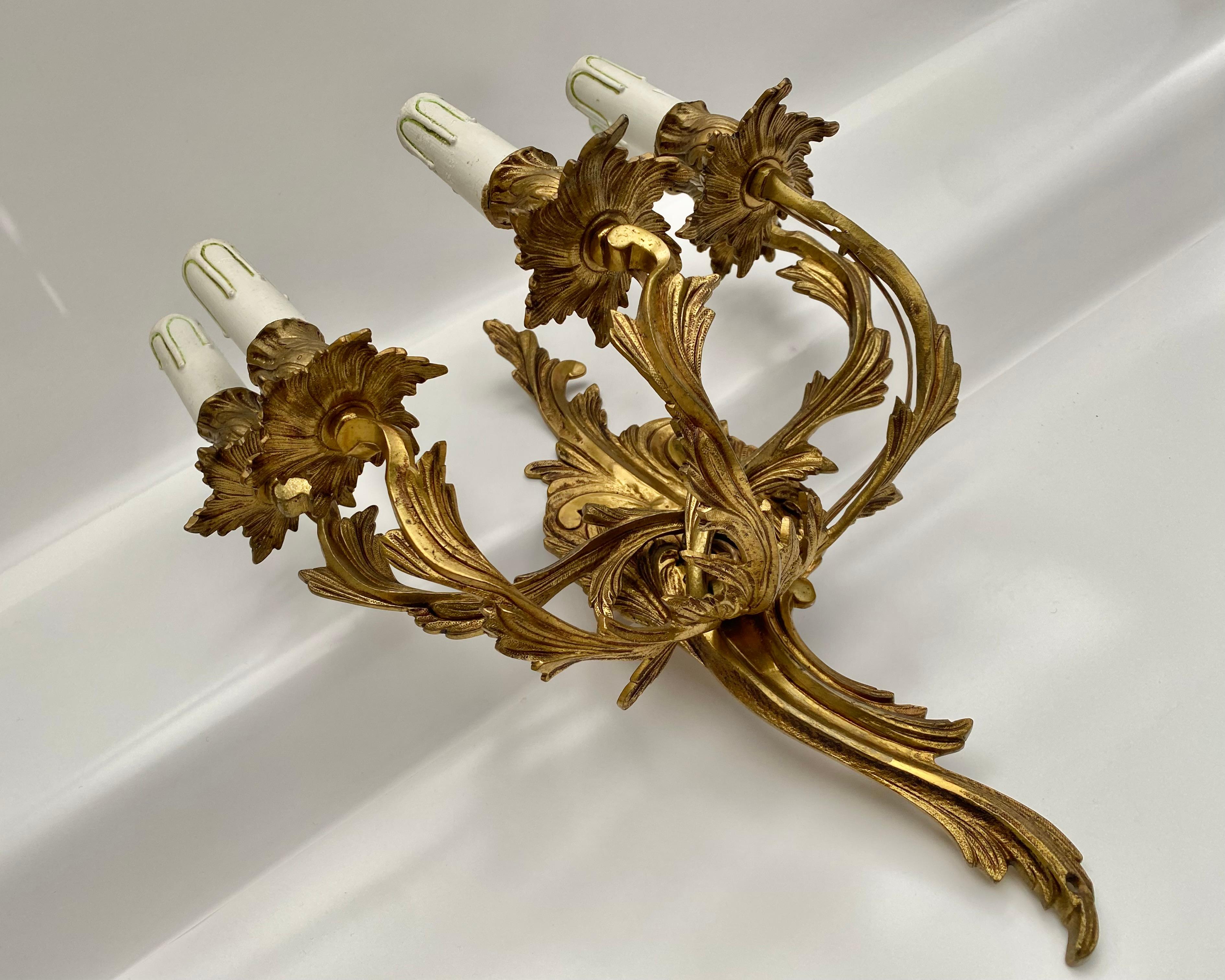 Milieu du XXe siècle Applique murale Rococo à 5 lumières en bronze en vente