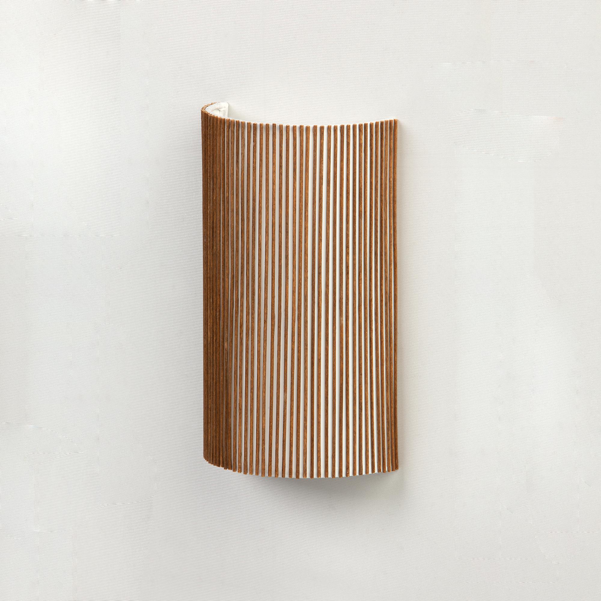 Diseñado por Smilow Design en 2021, el aplique de pared es una nueva incorporación a Smilow Lighting. Con un  Pantalla curvada artesanal de 9,5