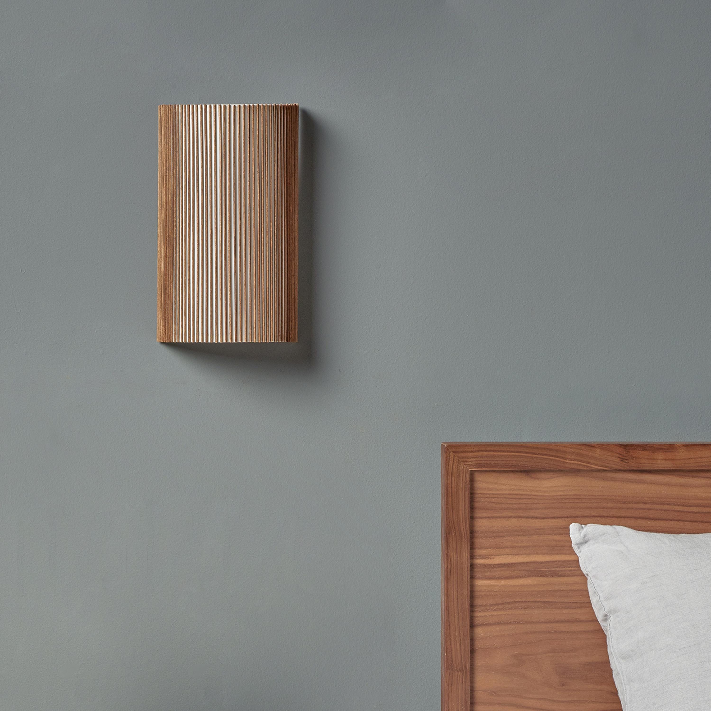 Lámpara de pared con clavijas de abedul de Mel Smilow Moderno de mediados de siglo en venta