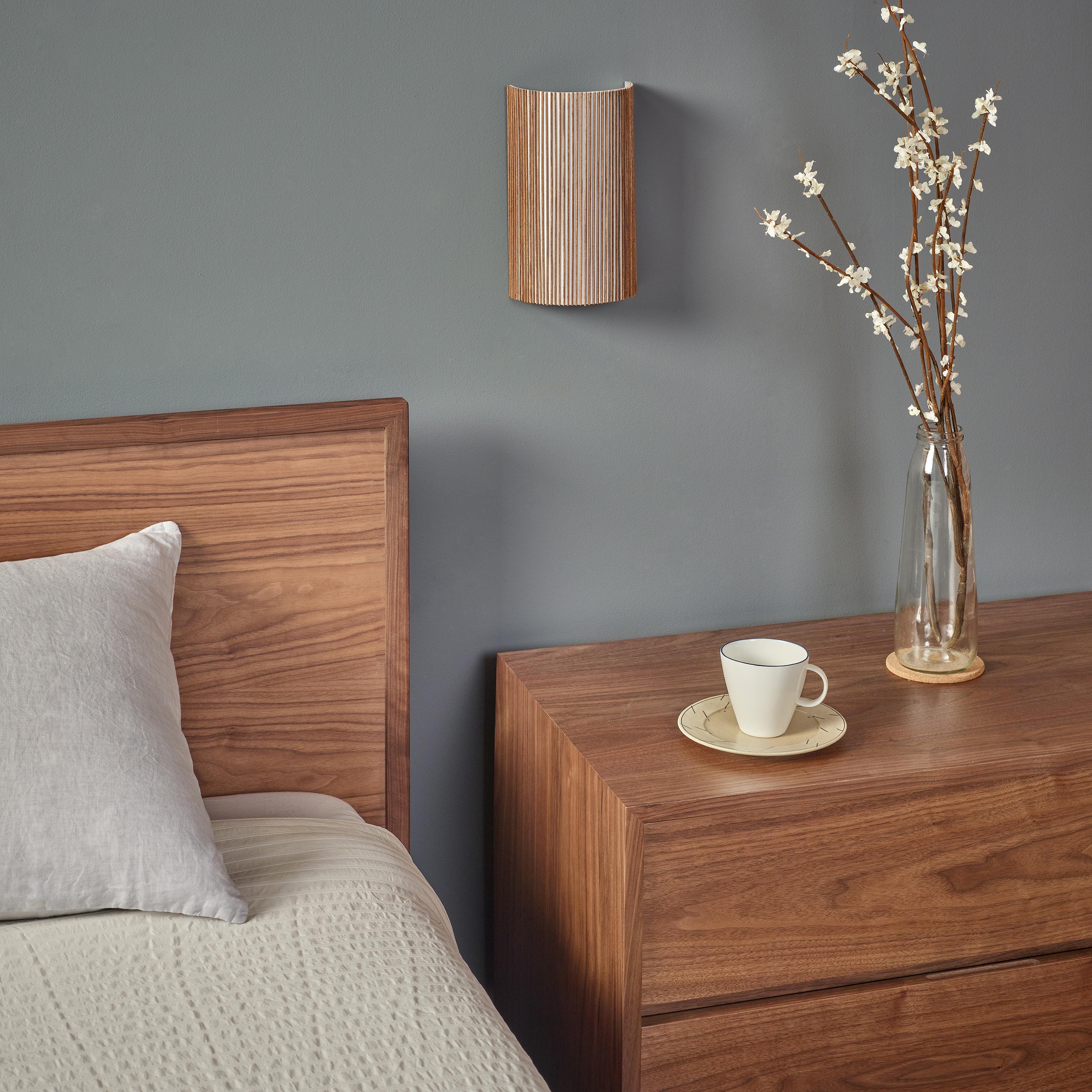 Lámpara de pared con clavijas de abedul de Mel Smilow Estadounidense en venta