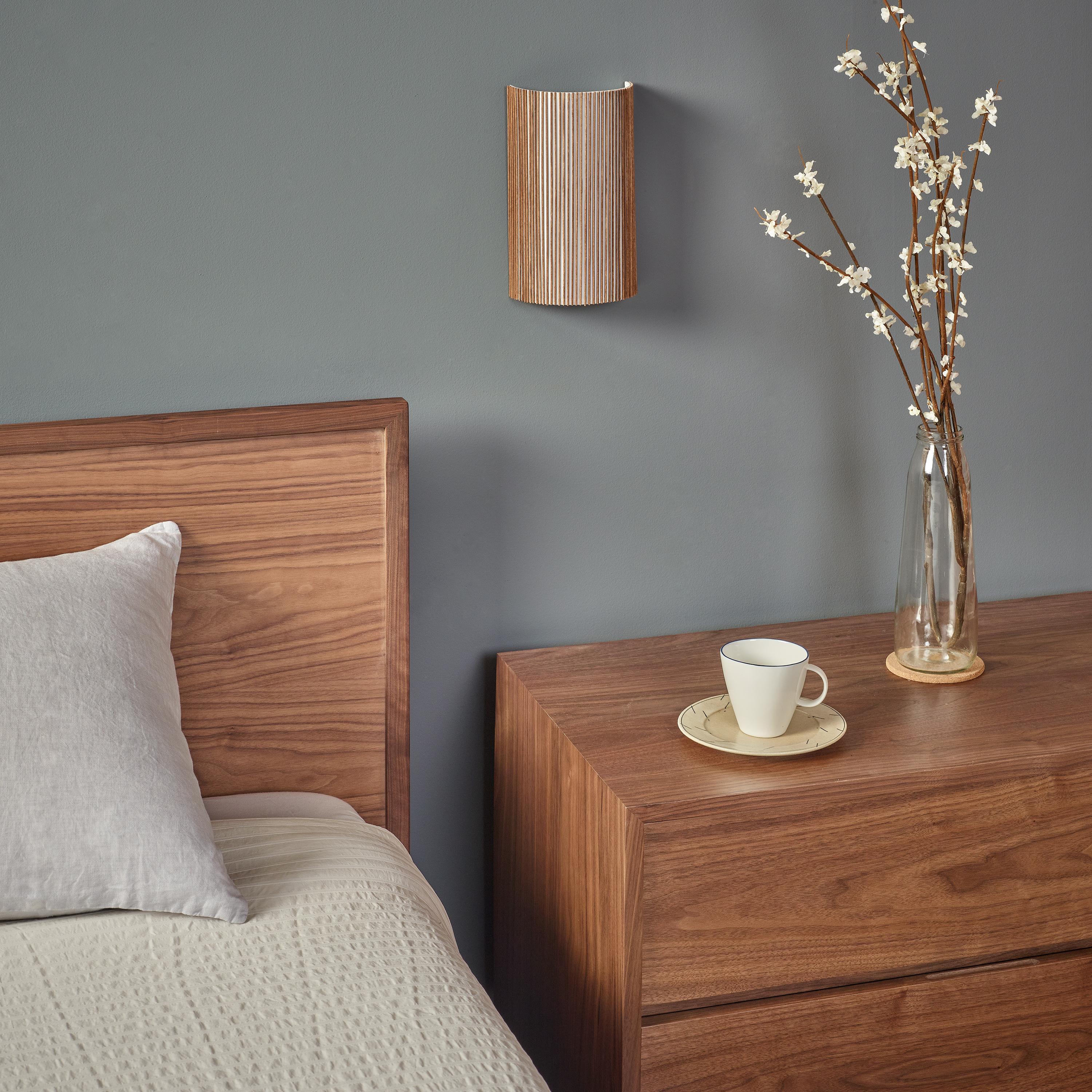 Lámpara de pared con clavijas de abedul de Mel Smilow en Nuevo estado para la venta en New York, NY