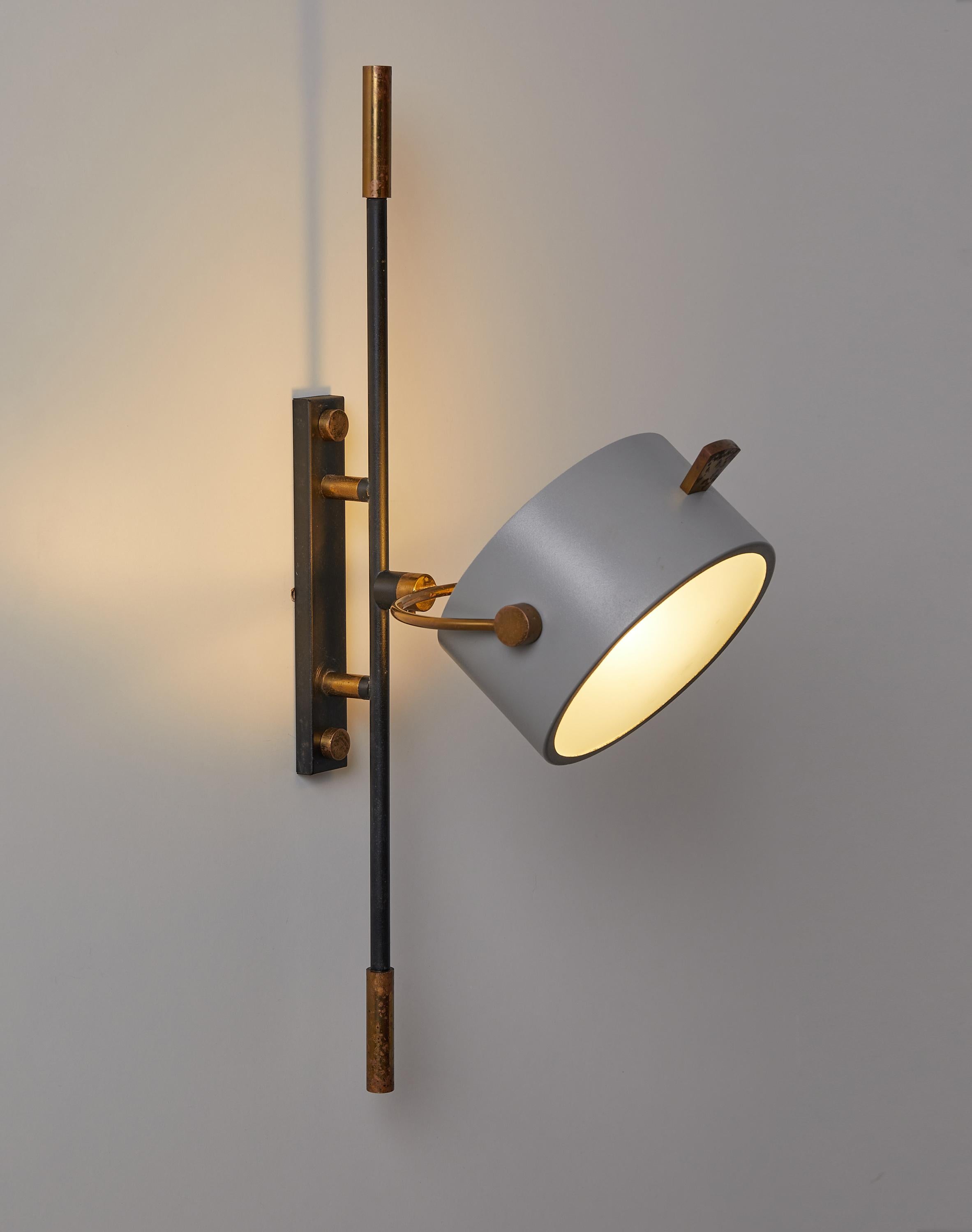 Wall sconce with lens shaped reflector by Maison Lunel, France, 1950

This elegant wall lamp is part of a rare series of wall lights having as a common element a circular reflector with curved sandblasted glass.

It is composed of a central rod