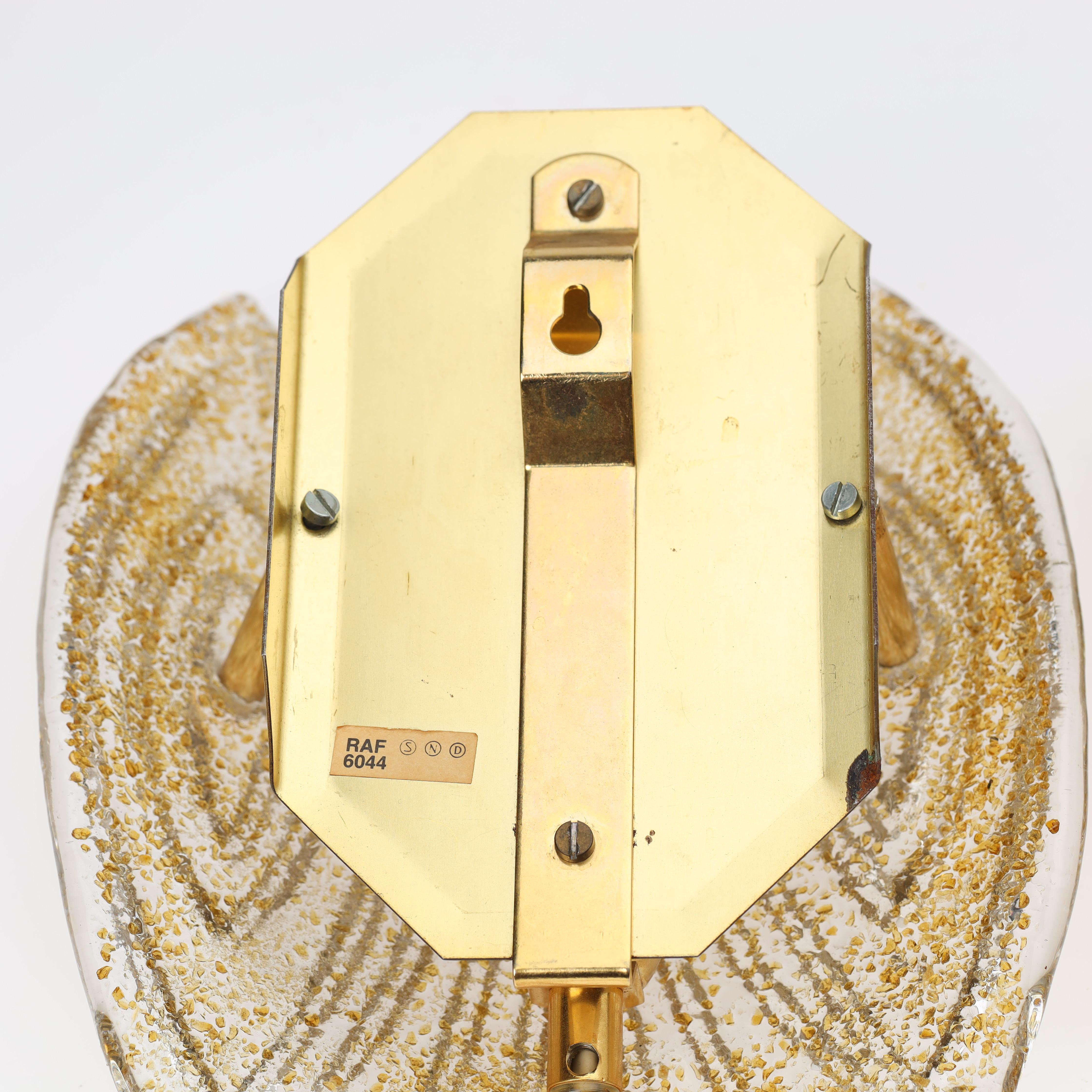 applique en verre soufflé par RAF, fabriquée en Suède vers 1960. Peut être utilisé avec un cordon et une prise ou sans cordon/prise pour une installation murale
Une forme unique et magnifique qui ressemble à une crête. La minuscule fragmentation du
