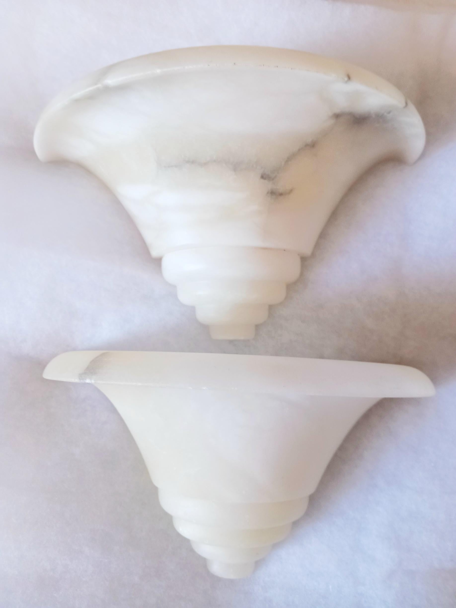 White /Greynatural alabaster sconces
It is a very special piece, the white is very pure and one of them has a nice gray streak so characteristic, looking very pretty when illuminated
their shapes are rounded,
It is in excellent condition, like new.