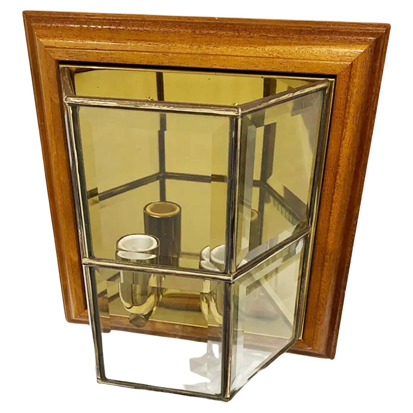 Tre bellissime lampade da parete in ottone, vetro e legno

*C'è un'altra forma ottagonale
*Se vuoi un singolo pezzo o due, chiedi e possiamo venderli singolarmente.
  Applique a forma di urna di vetro con sfondo in ottone e profili che riflettono la