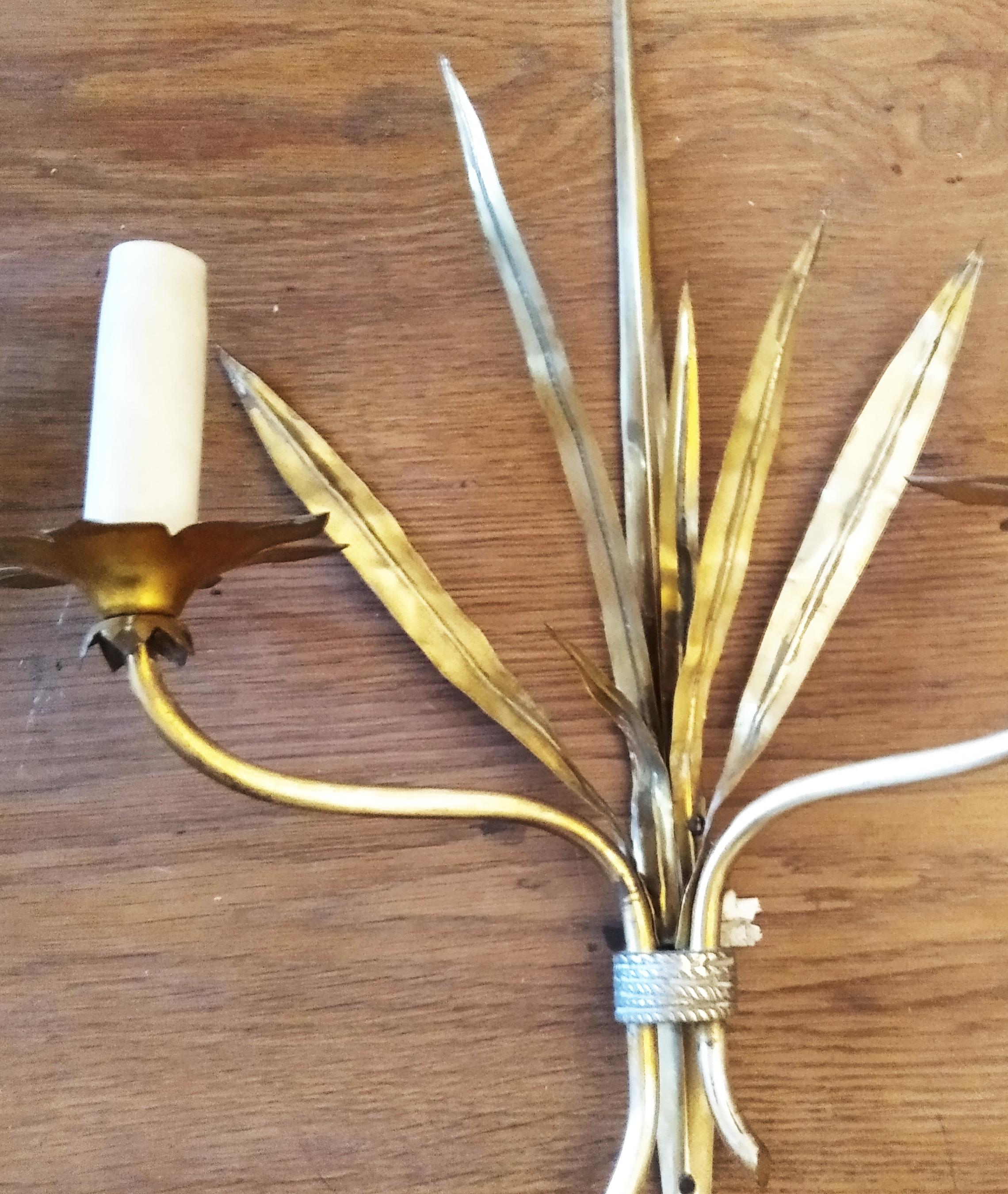 Wall sconces brass golden leves, midcentury (Lot of Two).
 Brass and brass sheet

*They are light pieces, little heavy. Brass and brass sheet (there are some vintage, which are heavier iron)