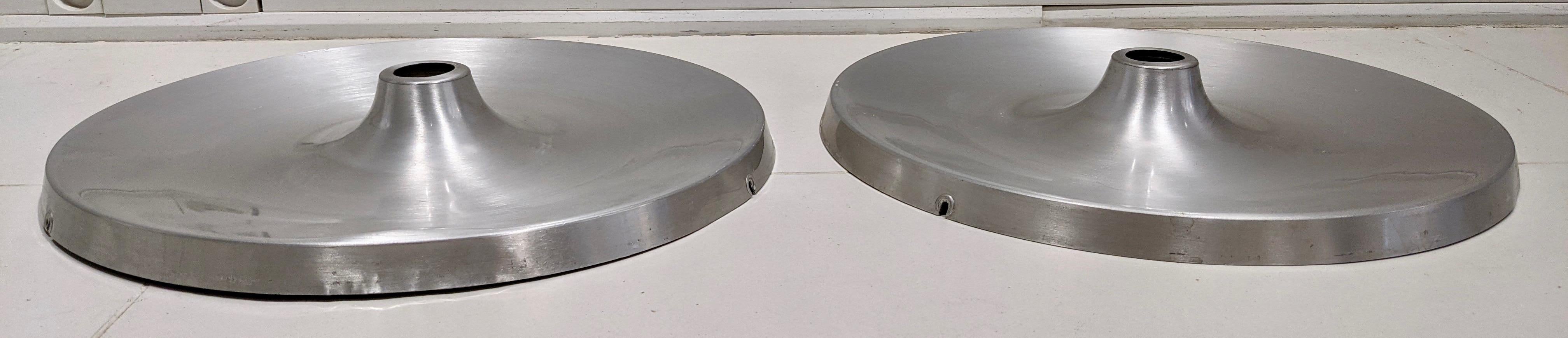 Wall sconces by Honsel Leuchten, chosen by Charlotte Perriand for Les Arcs, set of 2. 1970's. Very good condition.
Dimensions : H5 cm x D46 cm.