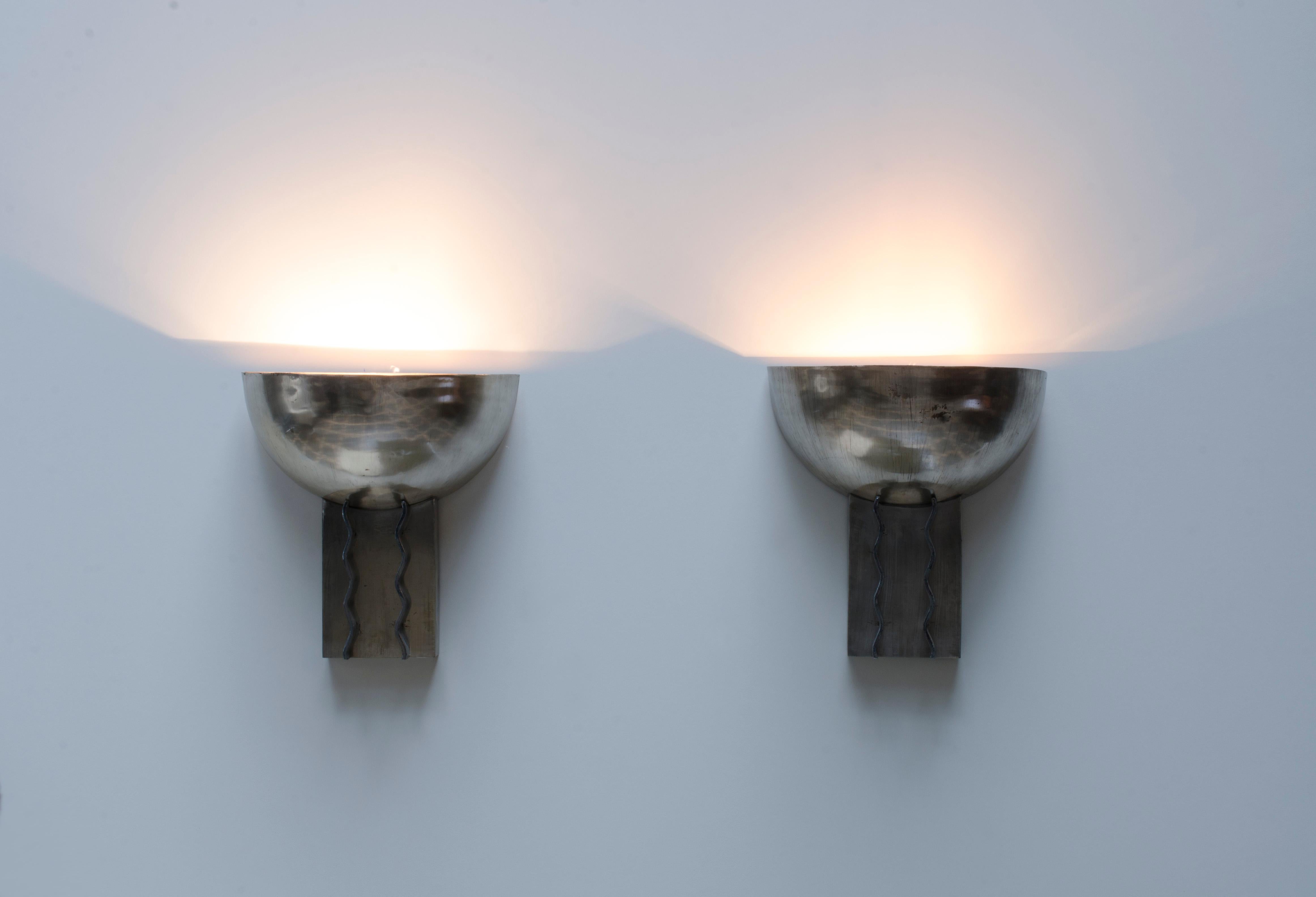 Pair of silver-plated bronze wall lamps. Attributed to Maison Desny Paris (1927-1933). By Clement Nauny (1900-1968).

France, Circa 1930.