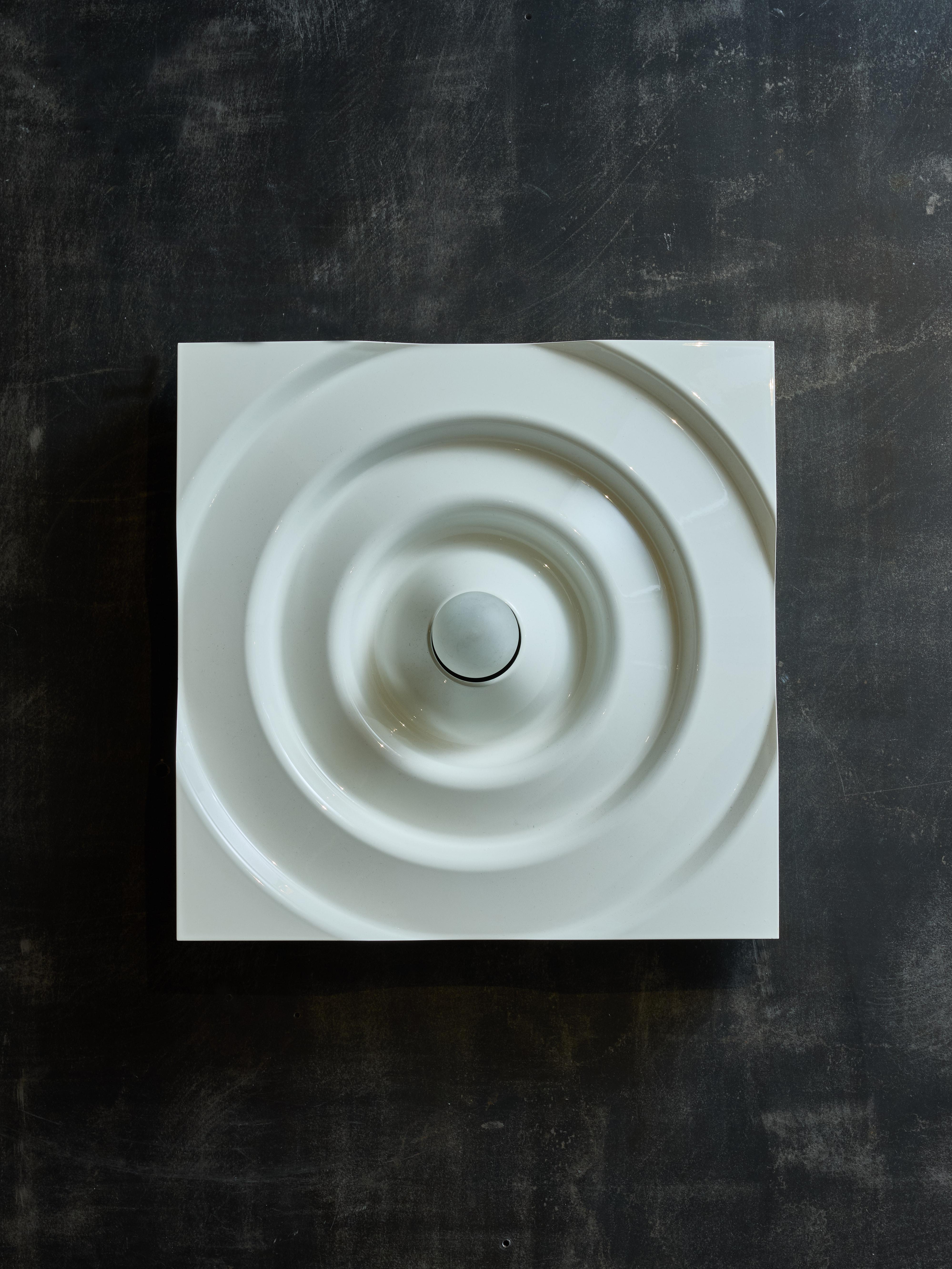 Gran conjunto de quince apliques de pared, diseñados por Isao Hosoe para Kartell, modelo 4336 de la década de 1970.

Estos apliques están formados por dos piezas de plástico moldeado: una placa frontal escalonada blanca, que refleja la luz, y una