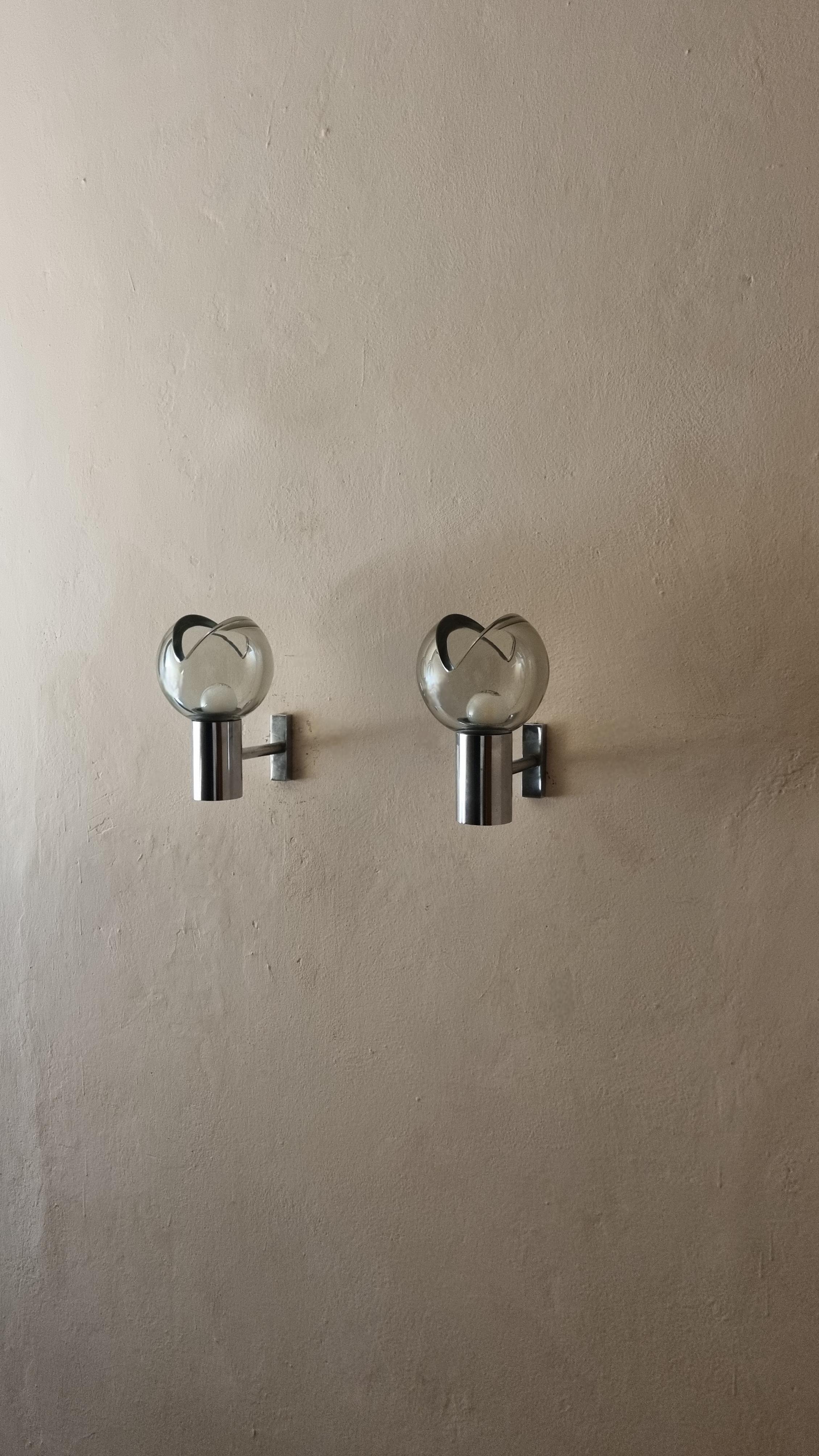 Juego de 2 raros apliques de pared 14463 diseñados por Flavio Poli para Seguso en los años 60, estructura de latón cromado, cristal ahumado grueso.
Excelentes condiciones, funcionando perfectamente.
Bibliografía: Marc Heiremans, Seguso Vetri d' Arte