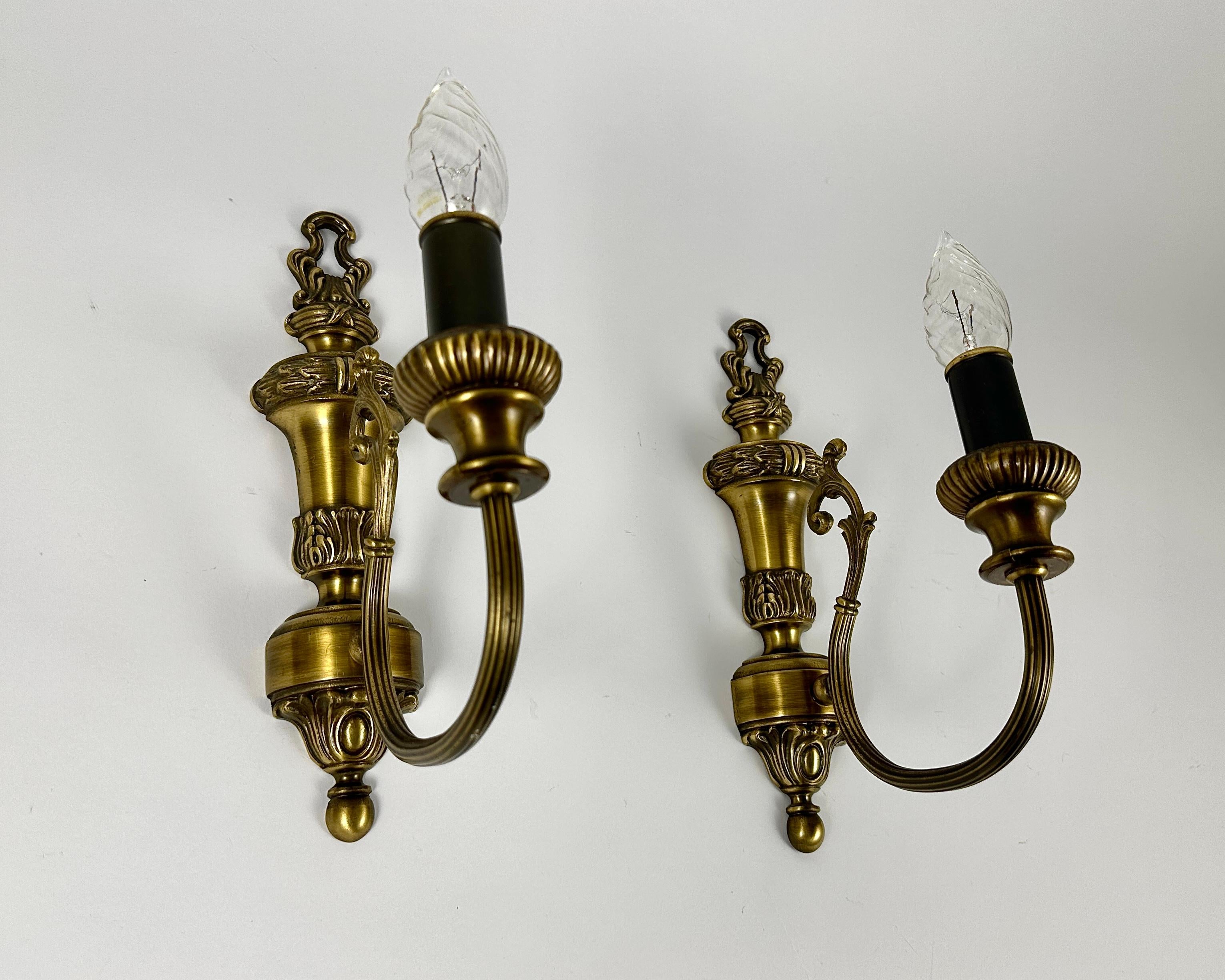 Fundición de bronce de textura única: elaboración fina y clara de los detalles. La base de la pared tiene forma de columna.

Los apliques clásicos son una gran compra. Estas lámparas de pared nunca pasan de moda, por lo que comprarlas es una