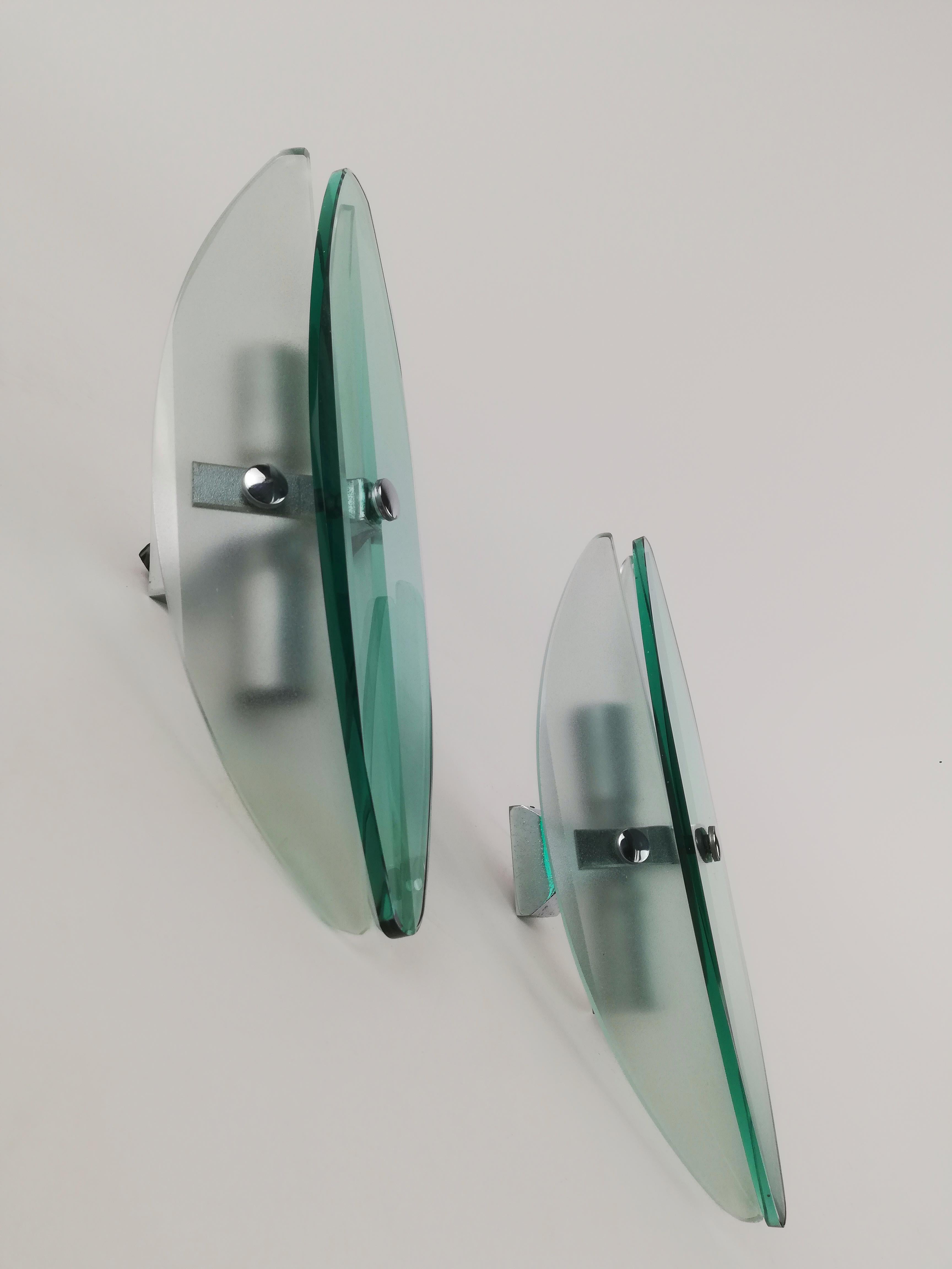 A pair of vintage sconces datable between the 1960s and 1970s of the 20th century.
These Italian wall lights are attributable to the 