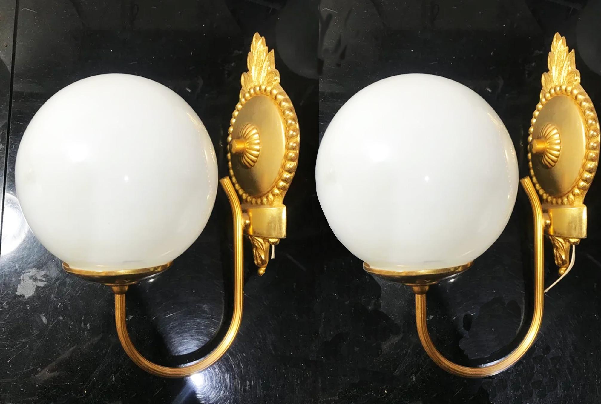 Pair of wall sconces with one light
 Gilded metal with an arm finished in a medallion and with a round opaline lampshade
It is in perfect condition and is perfect to illuminate a passageway,
he bathroom or the living room
They are very pretty